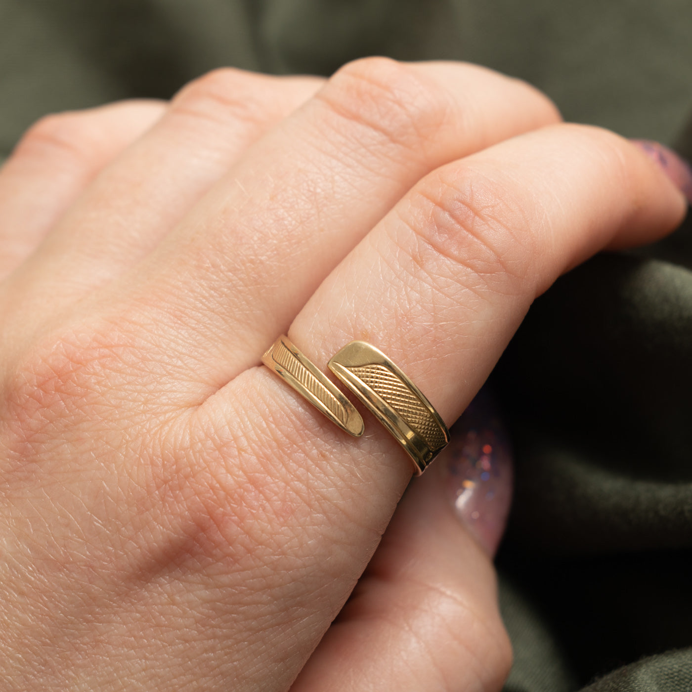 'Bill Helin' 14k Yellow Gold Indigenous Carved Hummingbird Ring | SZ 9.0