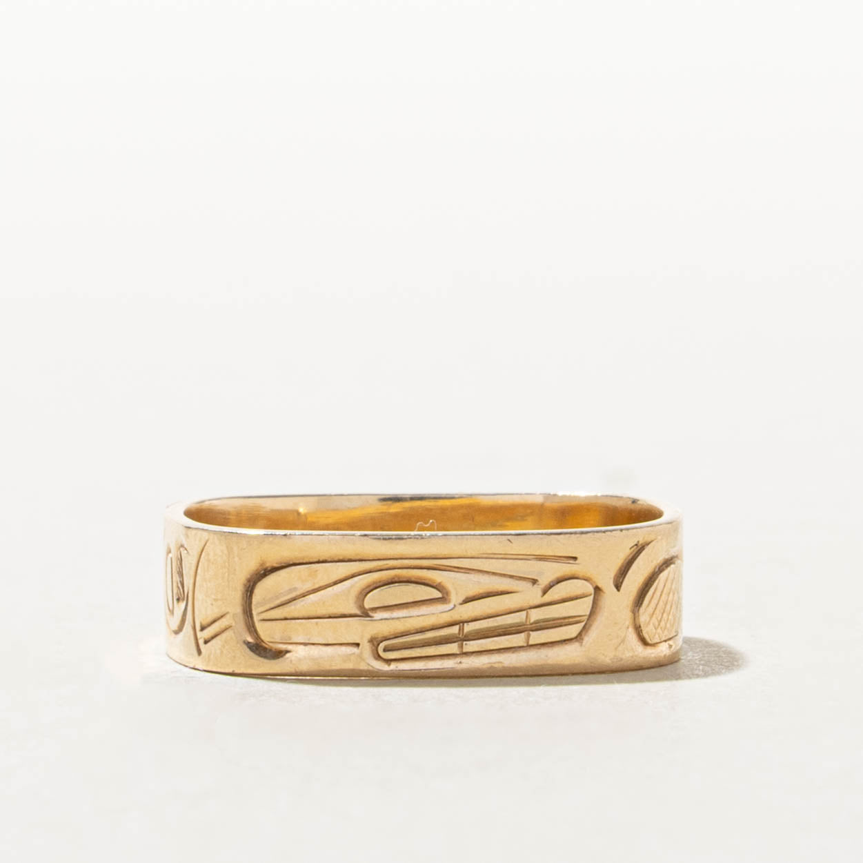'Corrine Hunt' 14k Yellow Gold Indigenous Carved Orca Band | 4.5mm | SZ 5.5