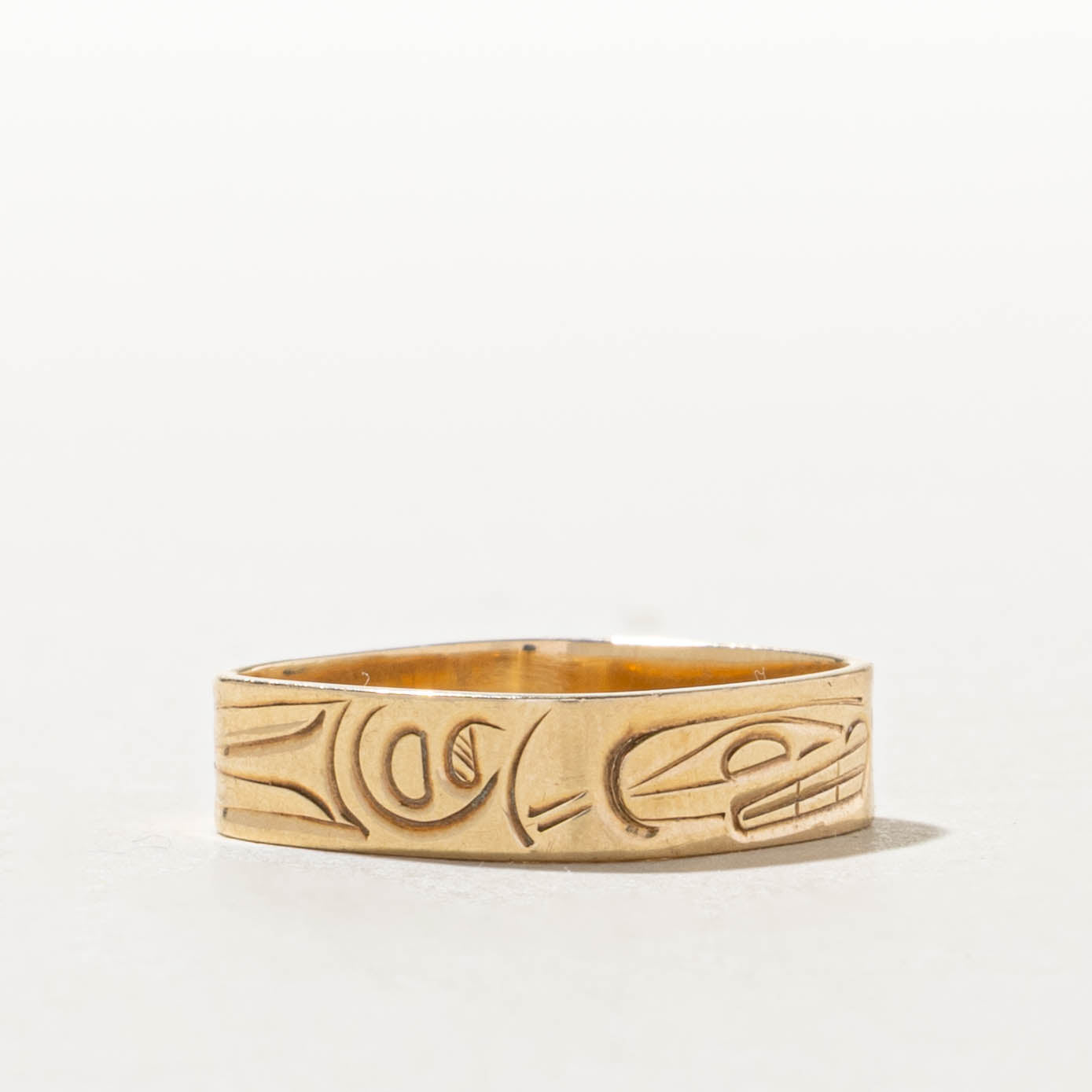 'Corrine Hunt' 14k Yellow Gold Indigenous Carved Orca Band | 4.5mm | SZ 5.5