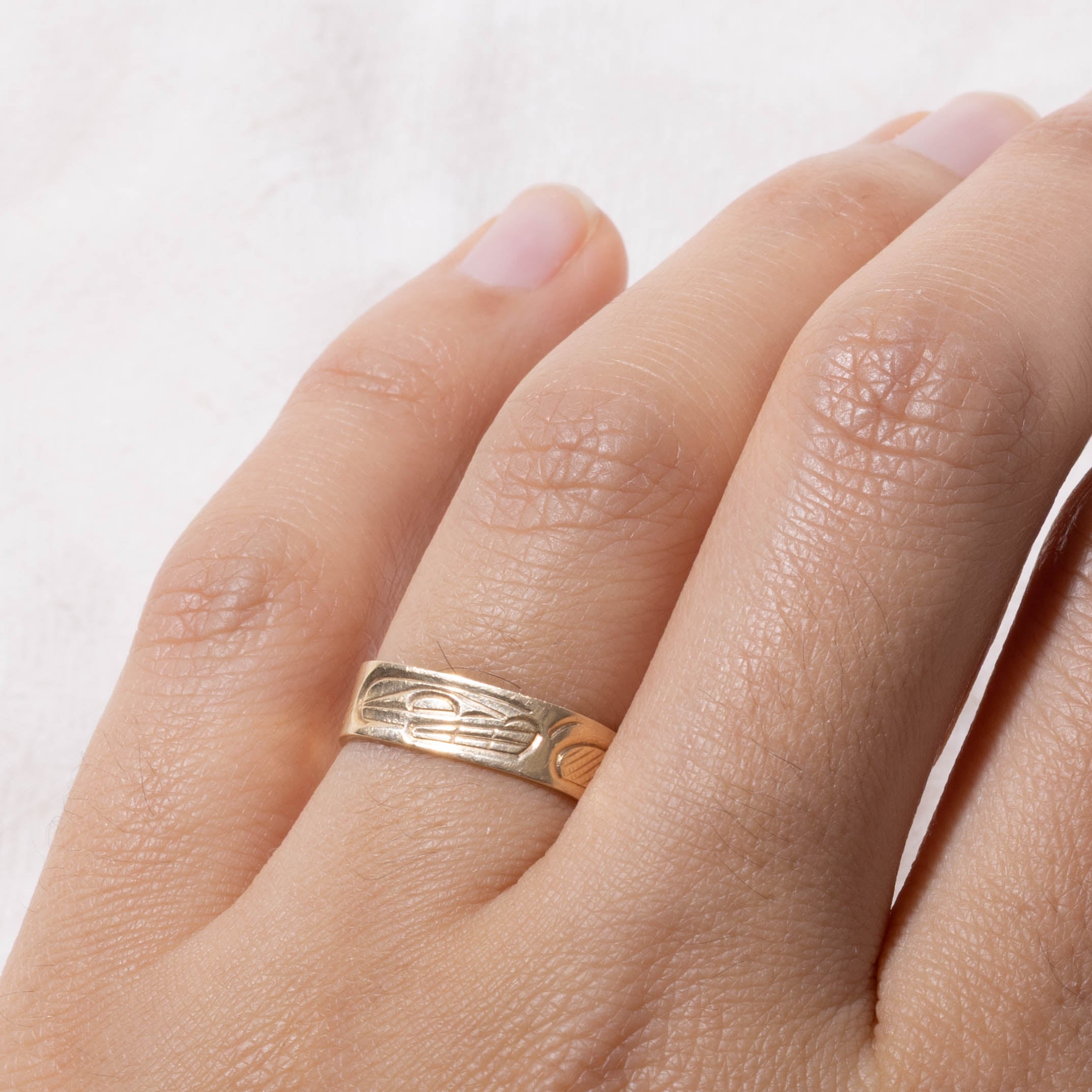 'Corrine Hunt' 14k Yellow Gold Indigenous Carved Orca Band | 4.5mm | SZ 5.5