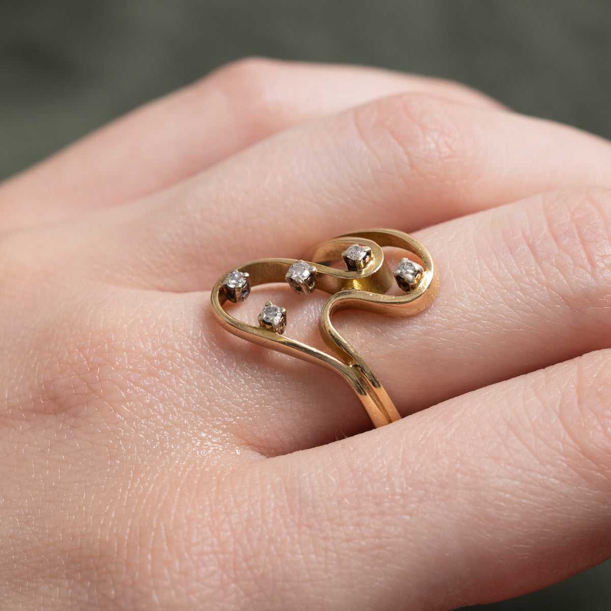 17k Scattered Diamond Abstract Wave Cocktail Ring | 0.08ctw | SZ 7.5