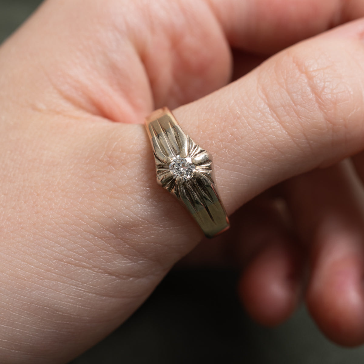 Two Tone Belcher Set Diamond Grooved Ring | 0.25ct | SZ 10.5