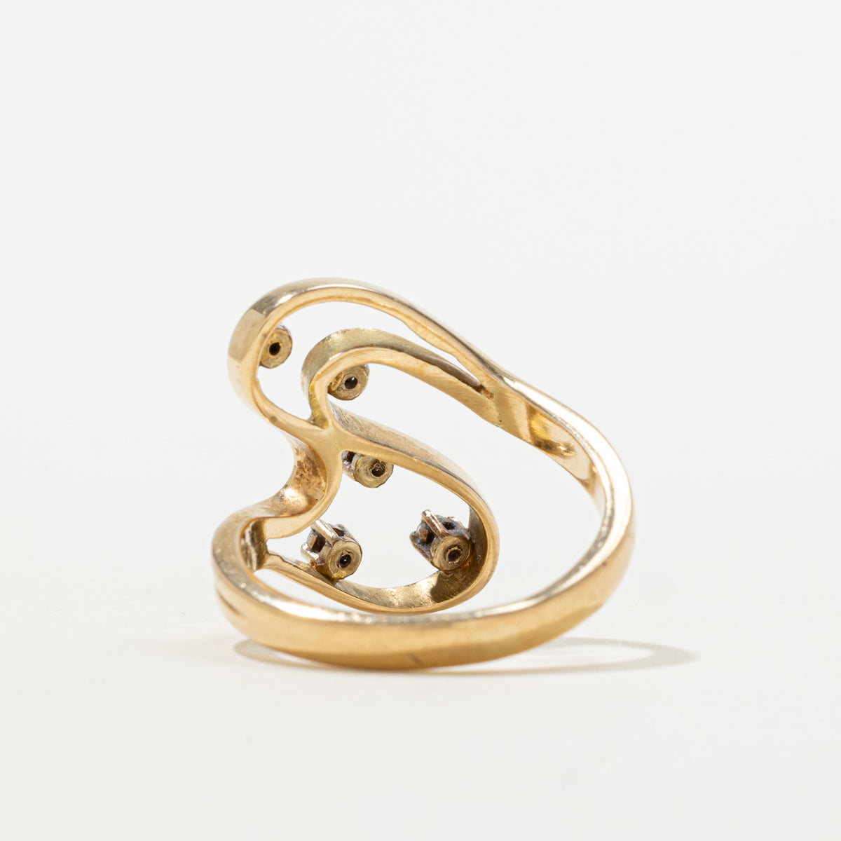17k Scattered Diamond Abstract Wave Cocktail Ring | 0.08ctw | SZ 7.5