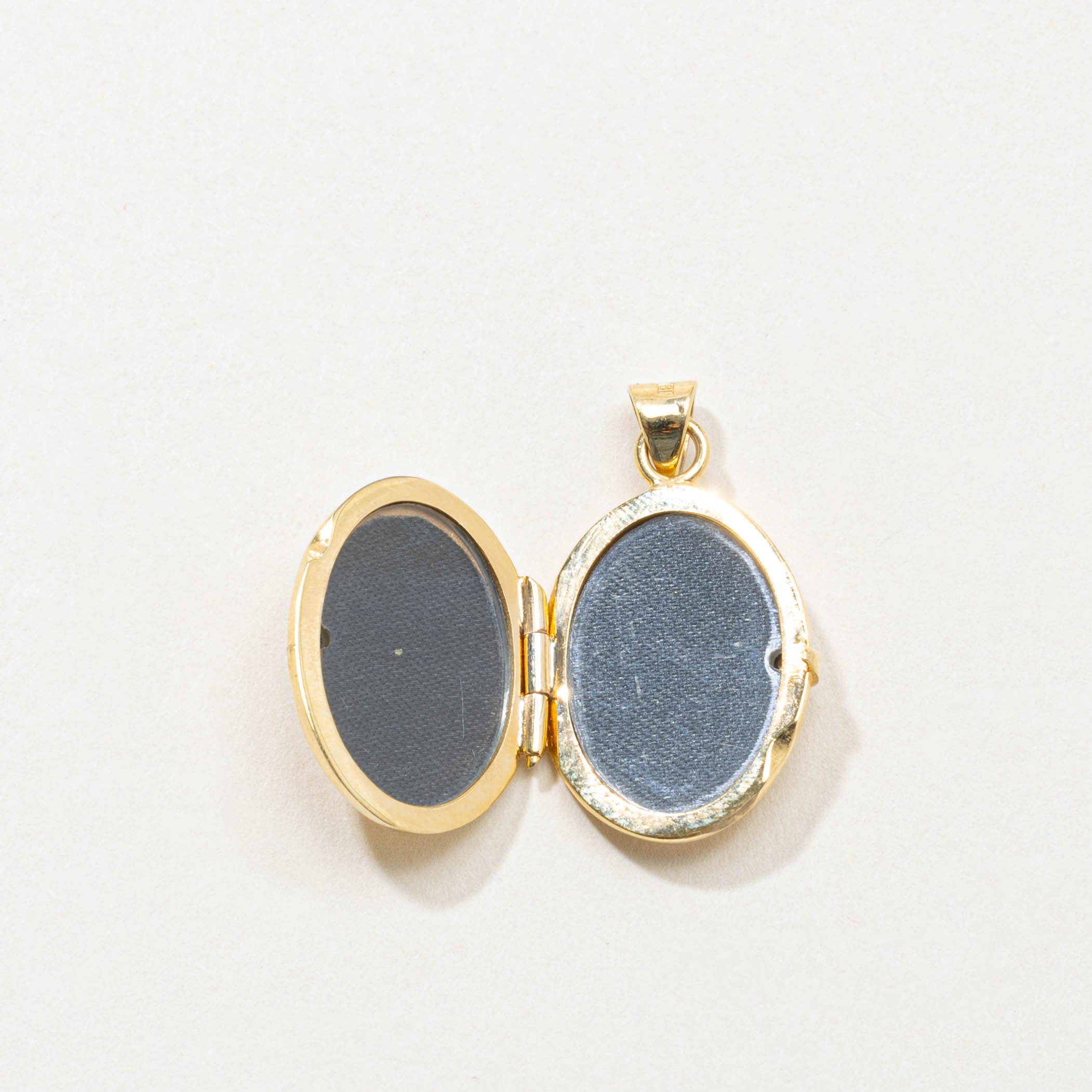 10k Floral Engraved Oval Locket