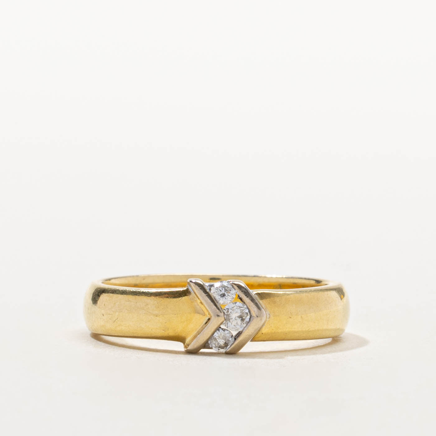 18k Three Stone Diamond Arrow Design Ring | SZ 7.25