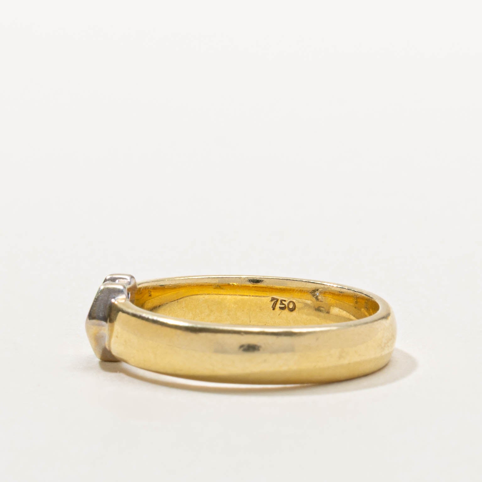 18k Three Stone Diamond Arrow Design Ring | SZ 7.25