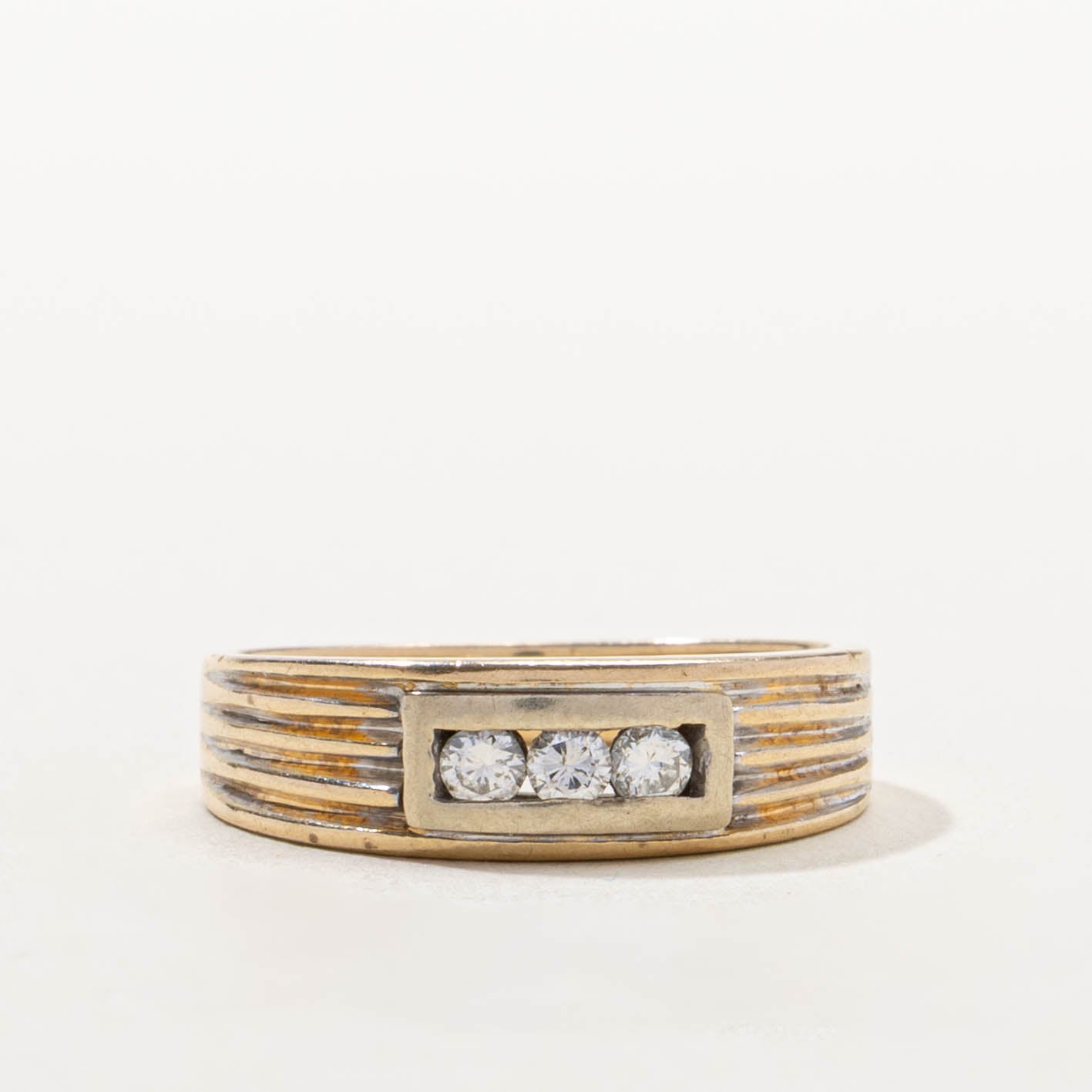 14k Three Stone Diamond Grooved Ring | SZ 7.25