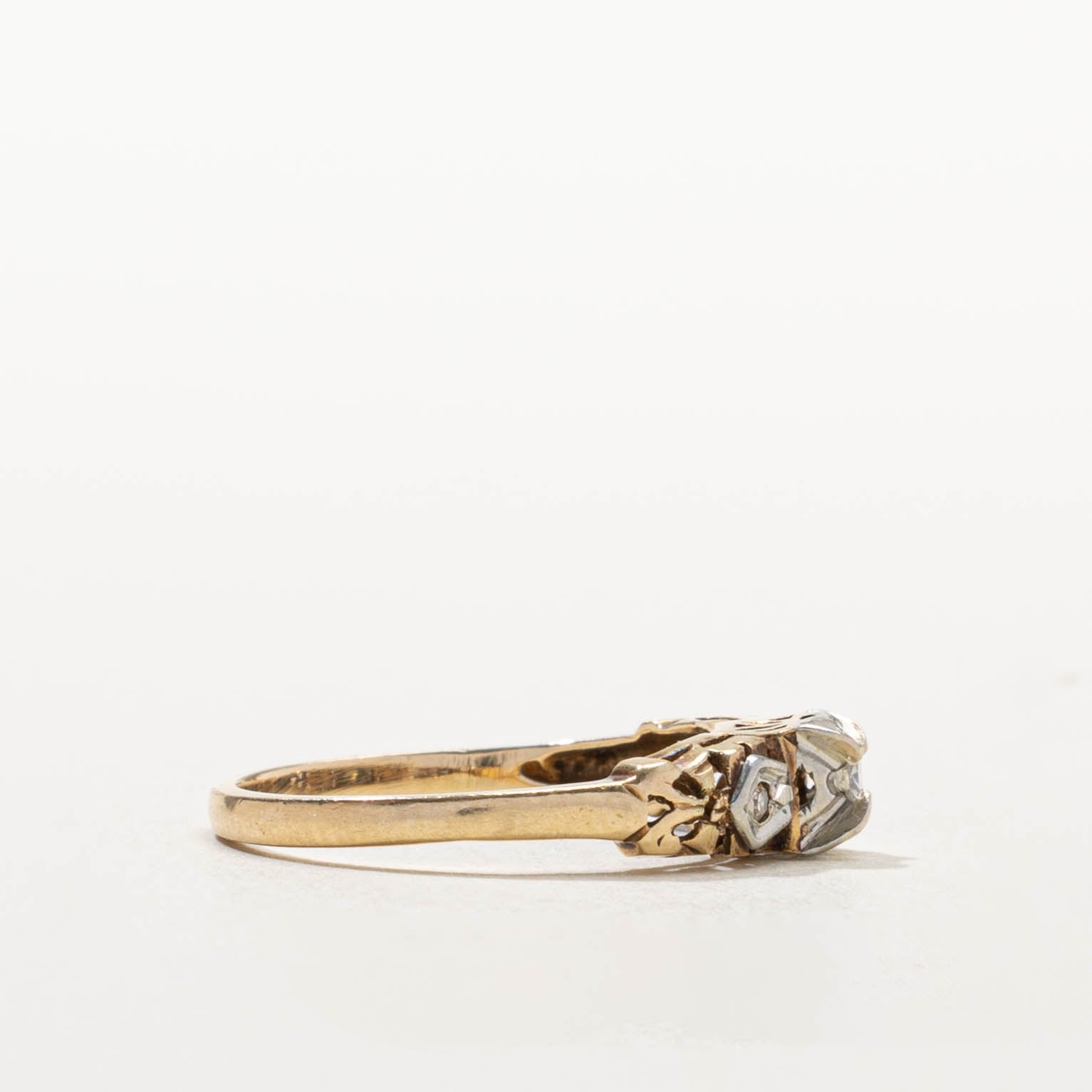 14k Illusion Set Diamond Textured Ring | SZ 5.75