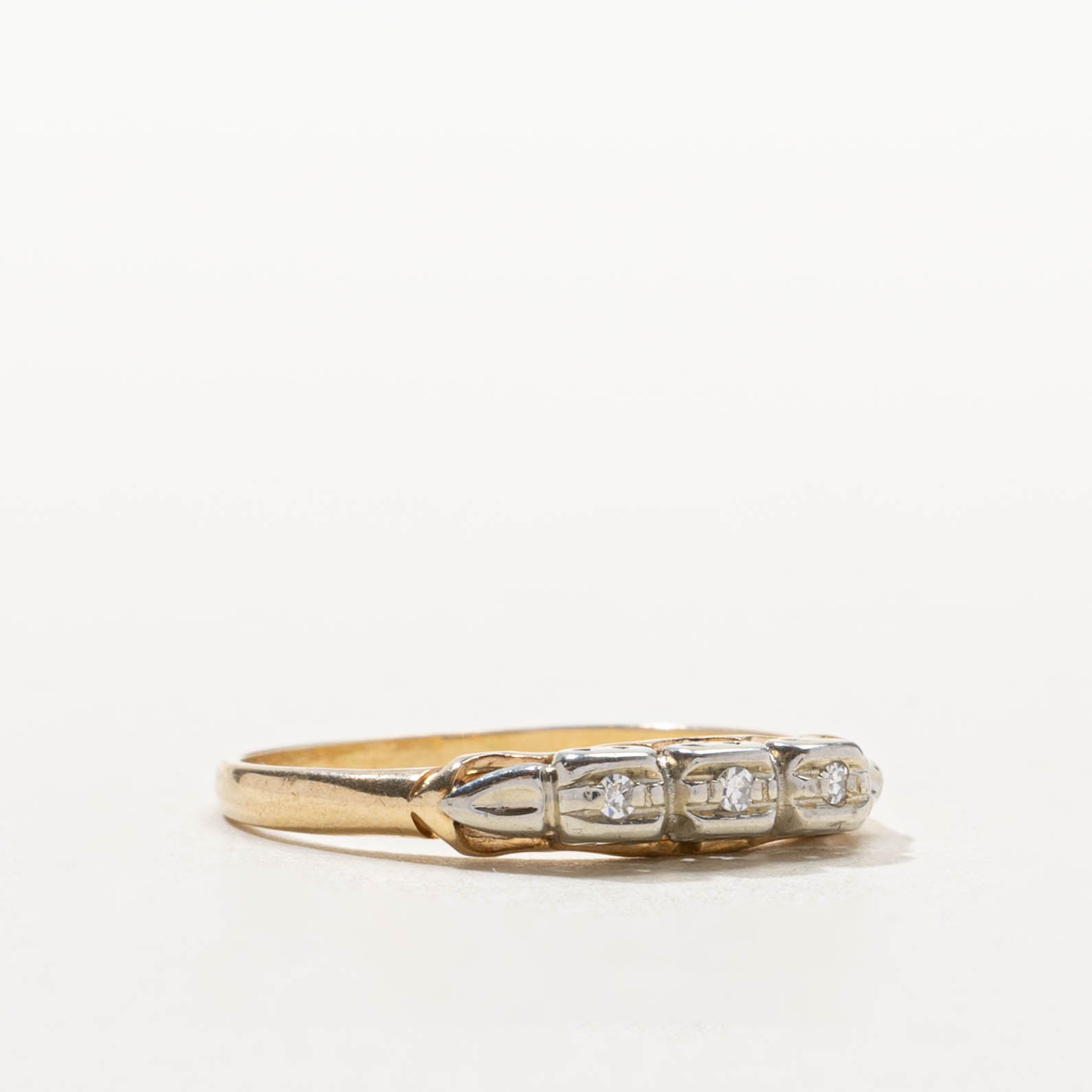 14k Illusion Set Diamond Textured Band | SZ 8