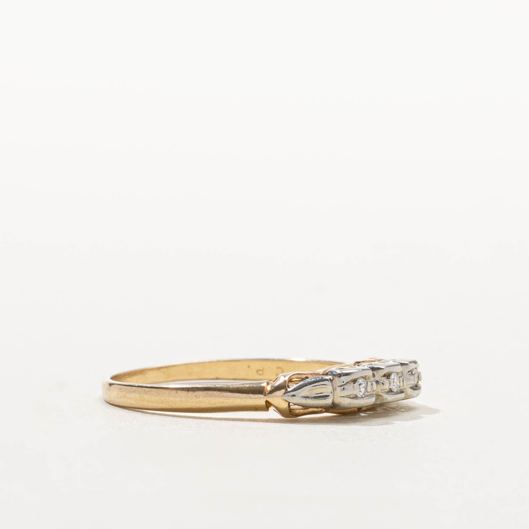 14k Illusion Set Diamond Textured Band | SZ 8