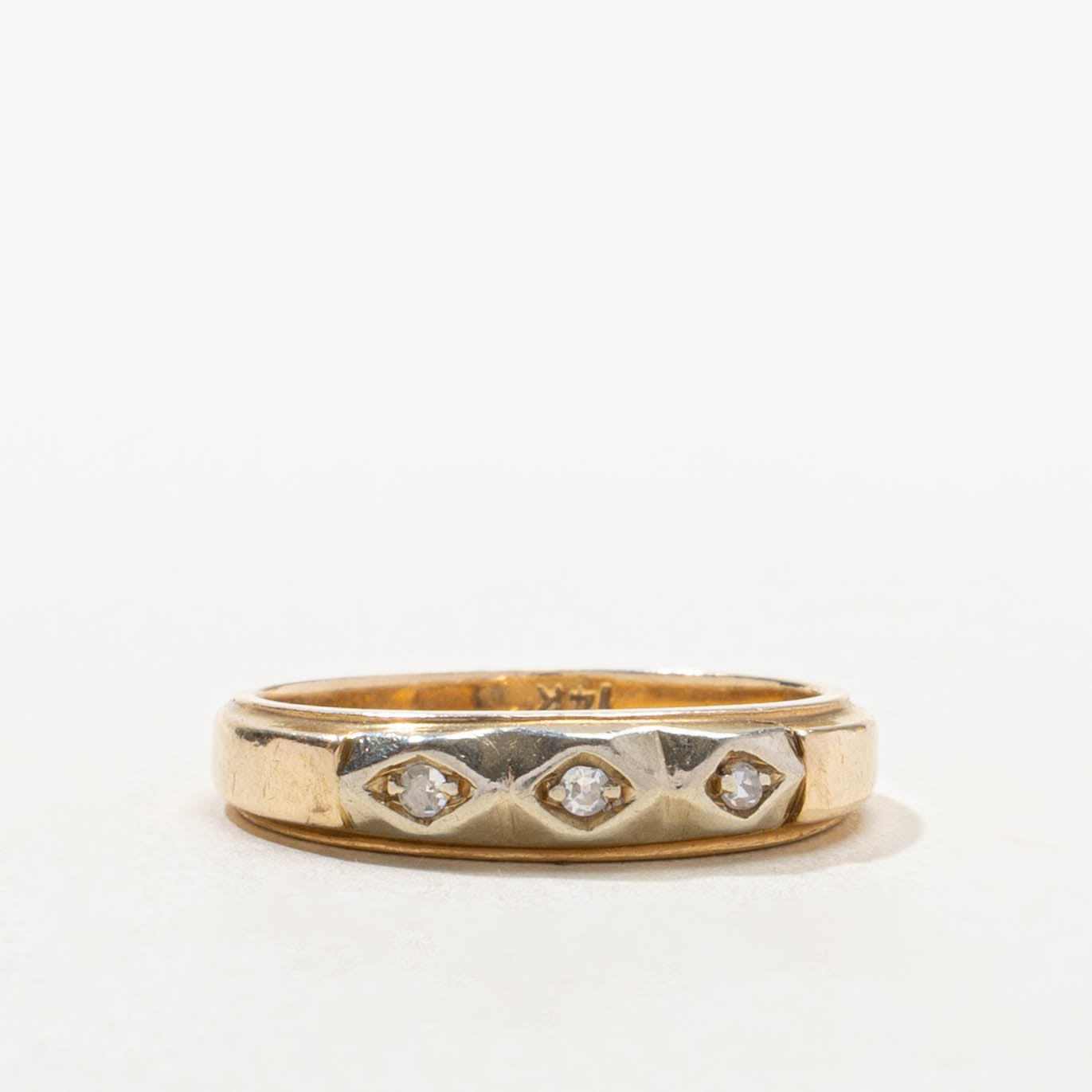 14k Three Stone Diamond Patterned Band | SZ 5.75
