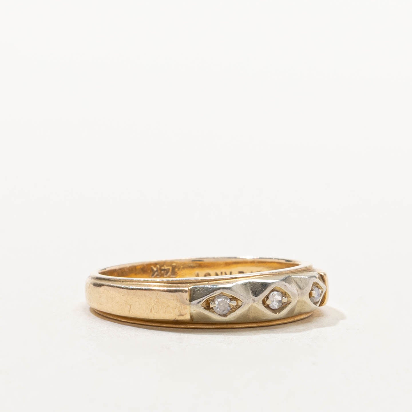 14k Three Stone Diamond Patterned Band | SZ 5.75