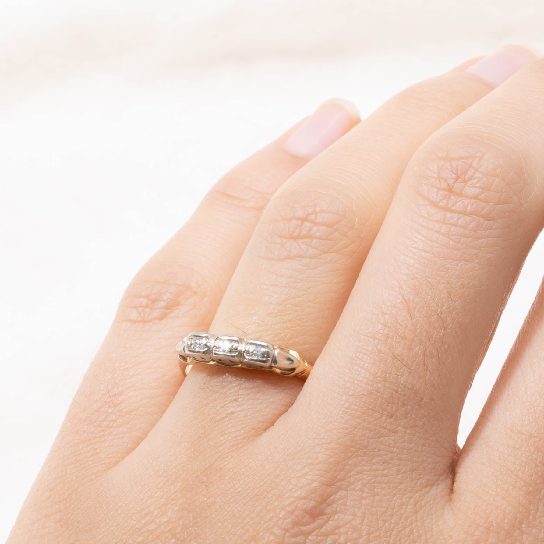 14k Illusion Set Diamond Textured Band | SZ 8