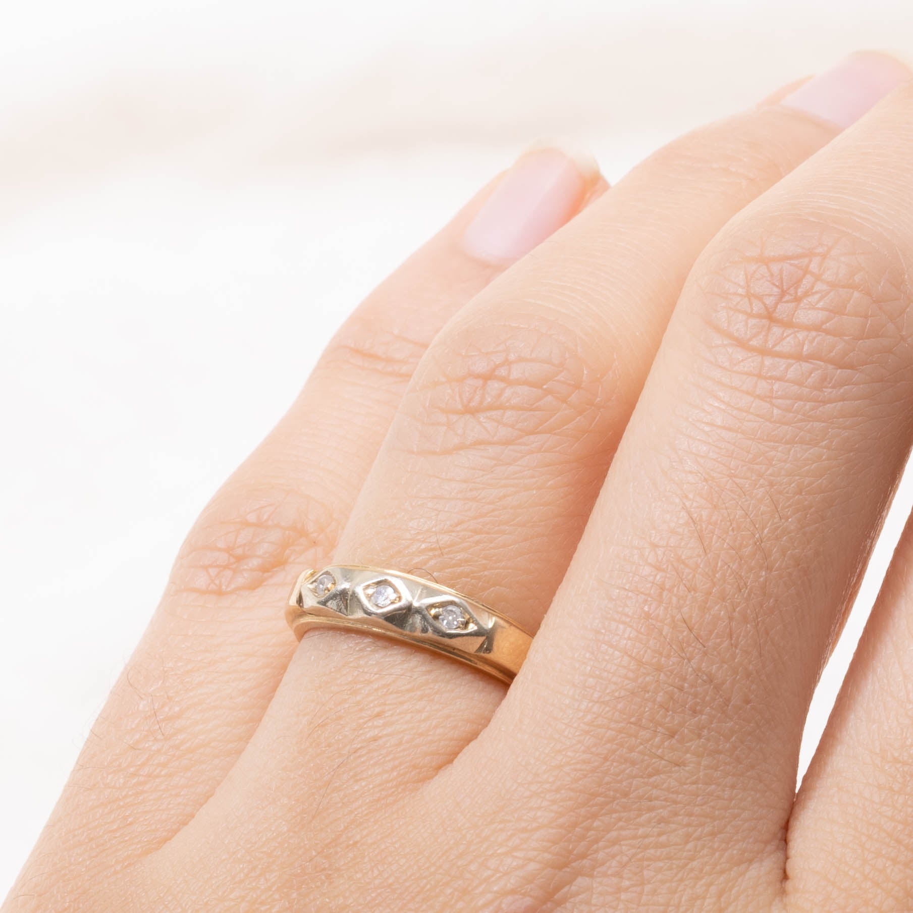 14k Three Stone Diamond Patterned Band | SZ 5.75
