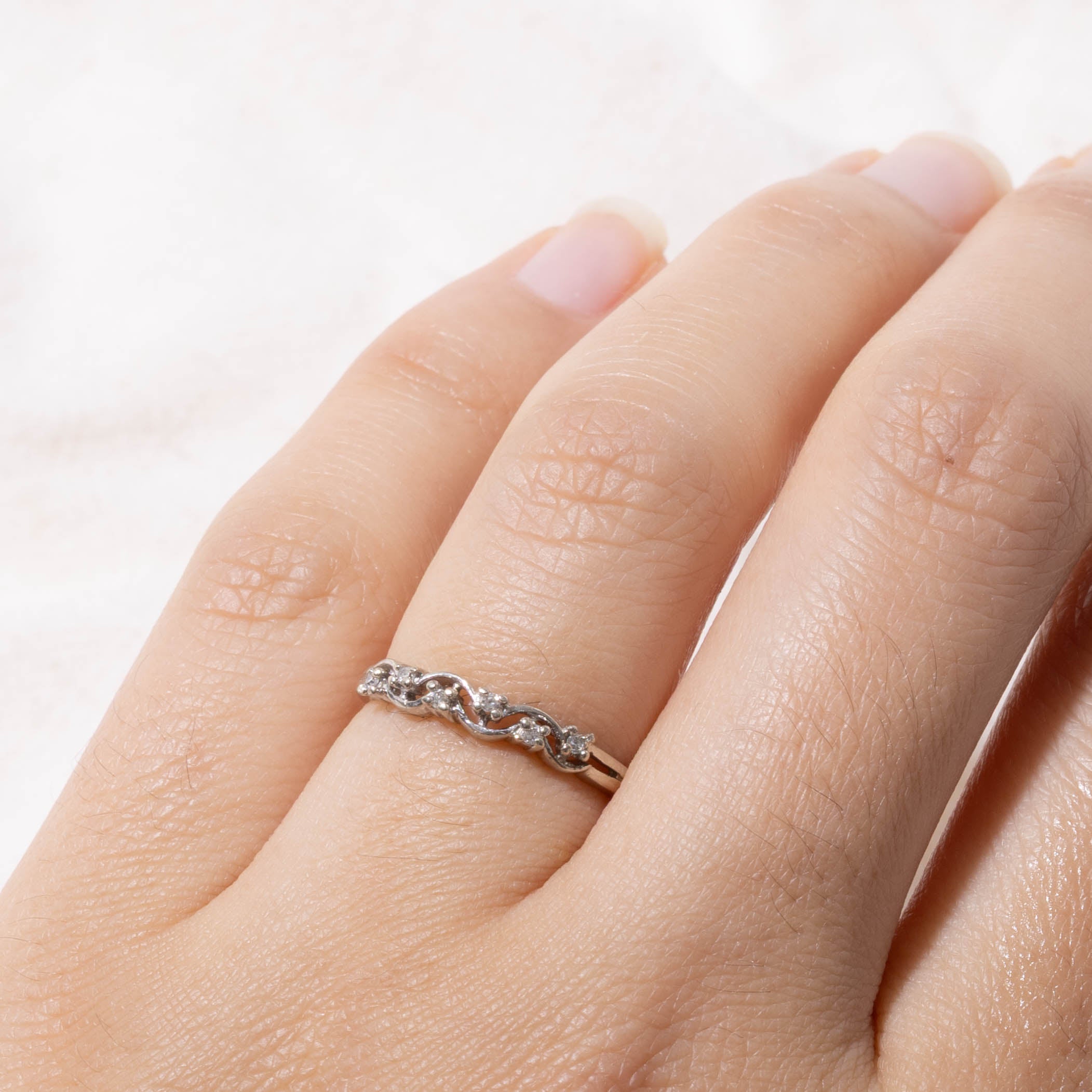 10k Diamond Accented Wave Band | SZ 5.5