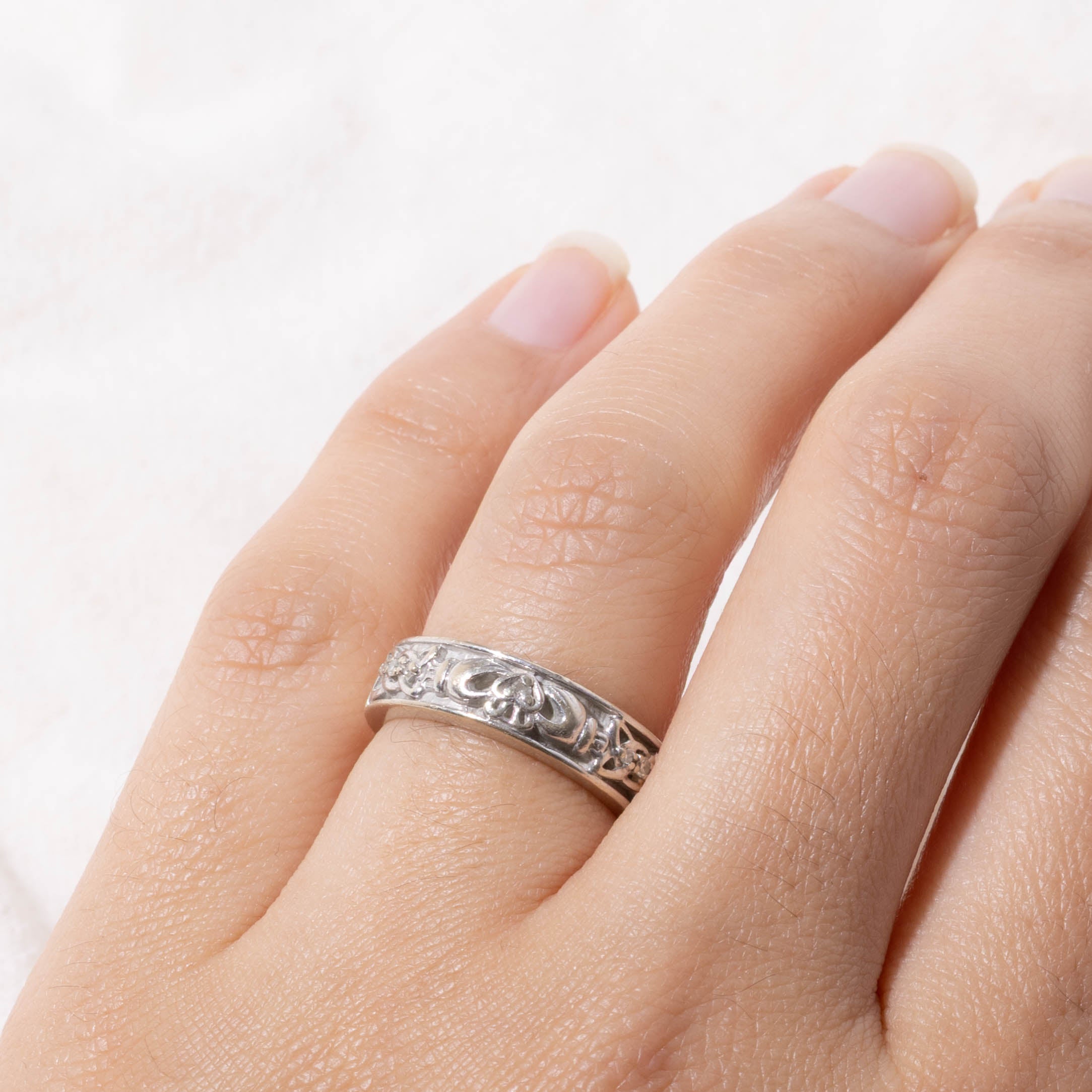 14k Diamond Claddagh Band | 5.35mm | SZ 5
