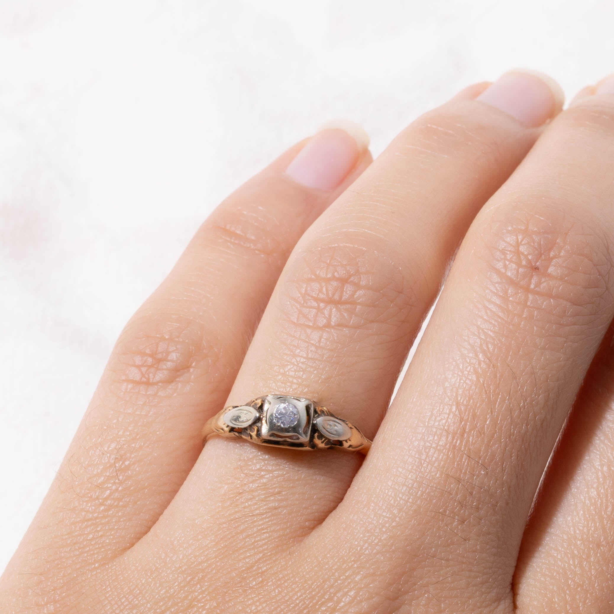 12k Two Tone Diamond Textured Ring | SZ 7.5