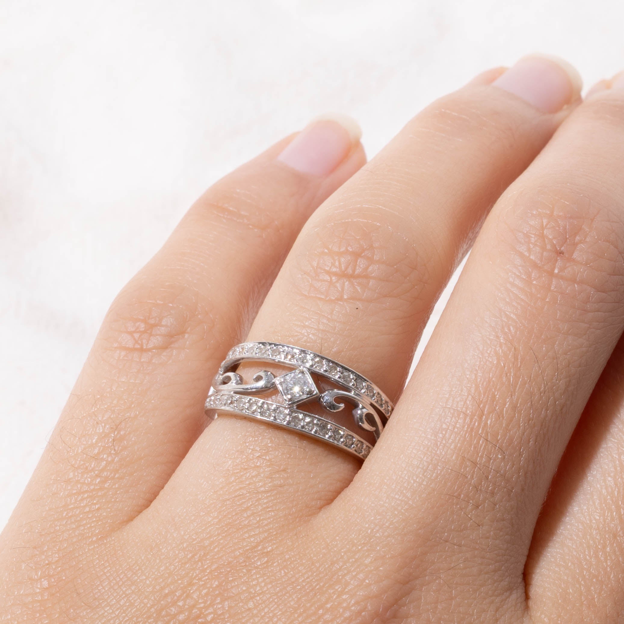 10k Diamond Scrollwork Openwork Band | SZ 4.75