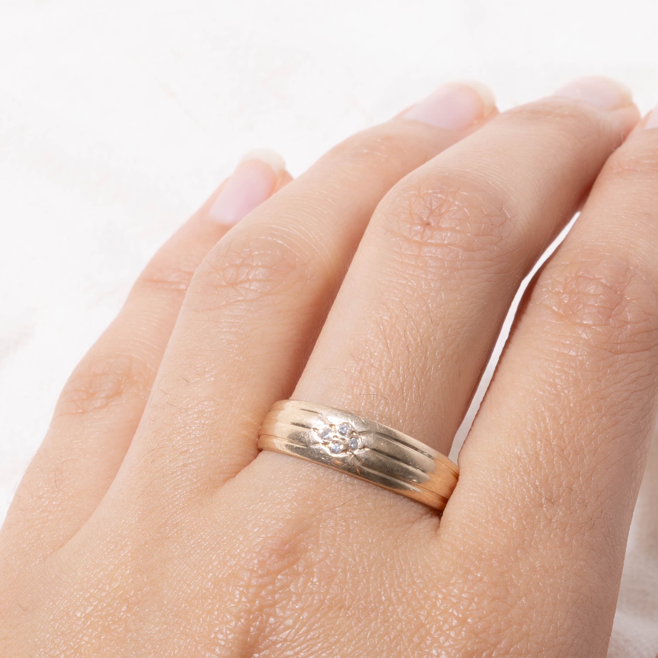 10k Diamond Rhombus Cluster Grooved Band | SZ 11
