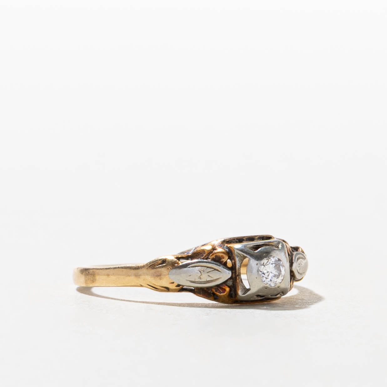 12k Two Tone Diamond Textured Ring | SZ 7.5