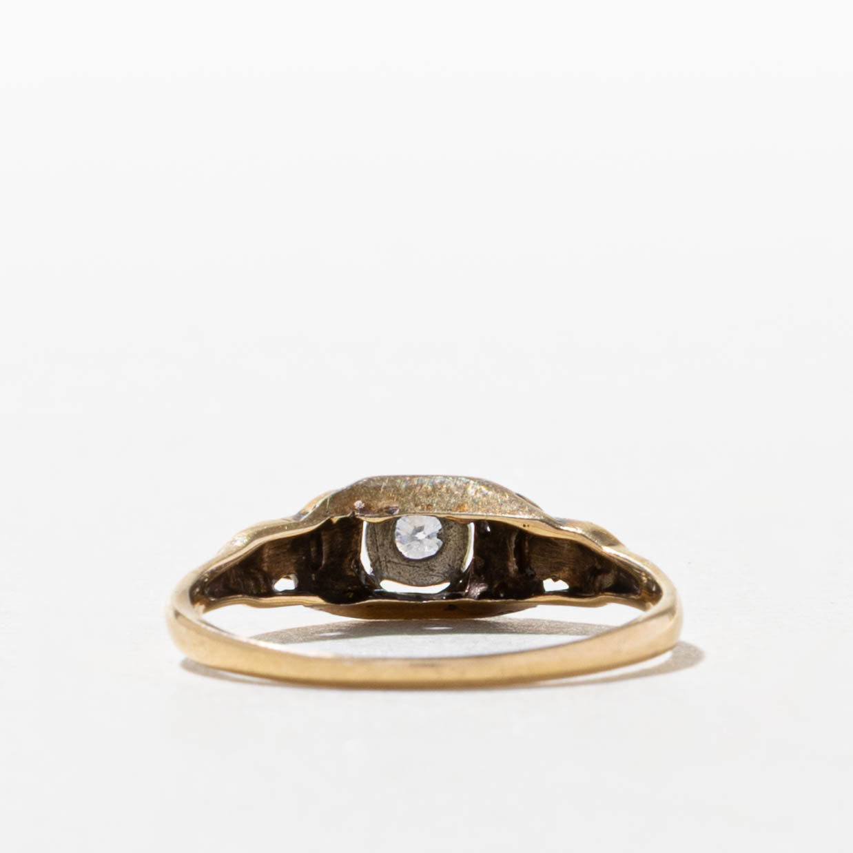 12k Two Tone Diamond Textured Ring | SZ 7.5