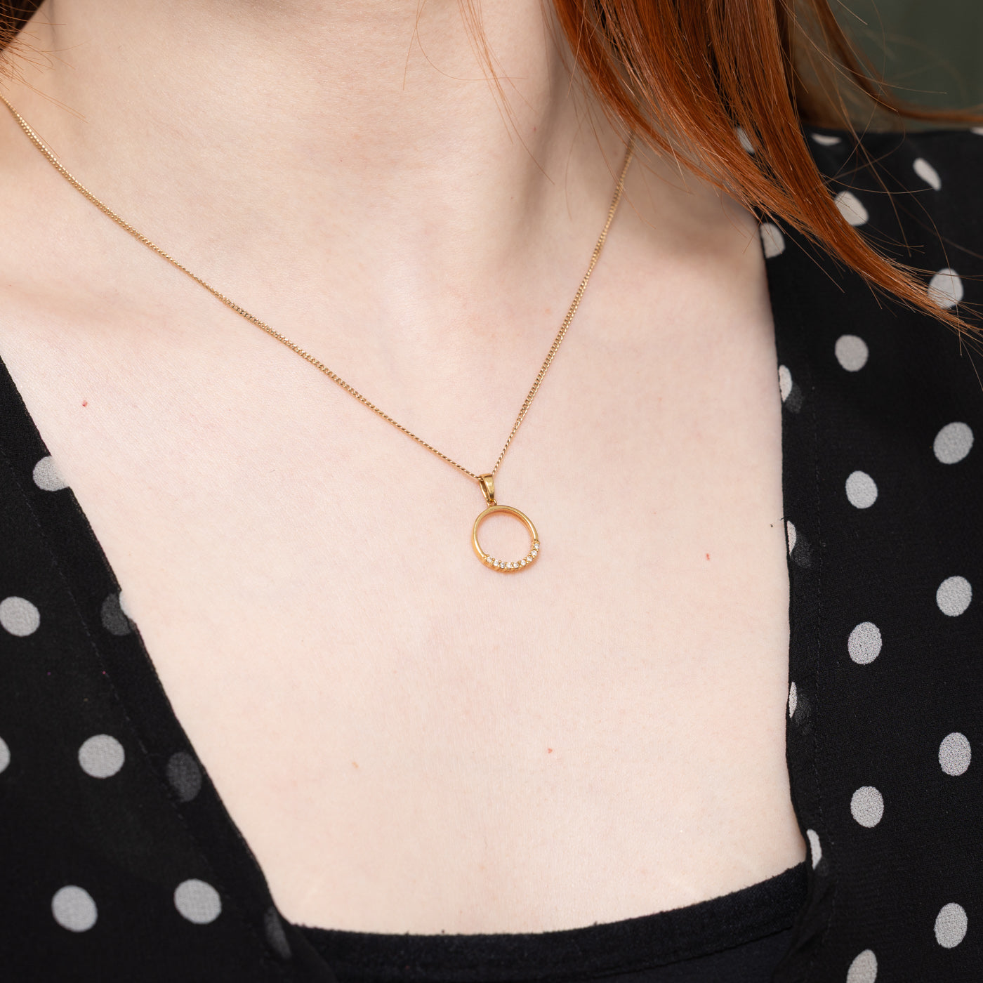 18k Round Brilliant Diamond Circle Pendant