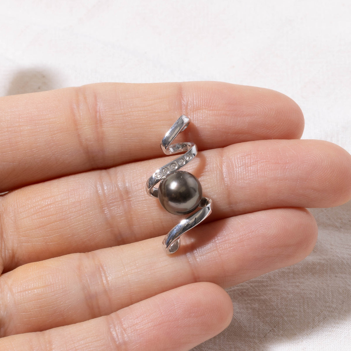 18k Black Pearl & Diamond Twisted Pendant | 0.03ctw