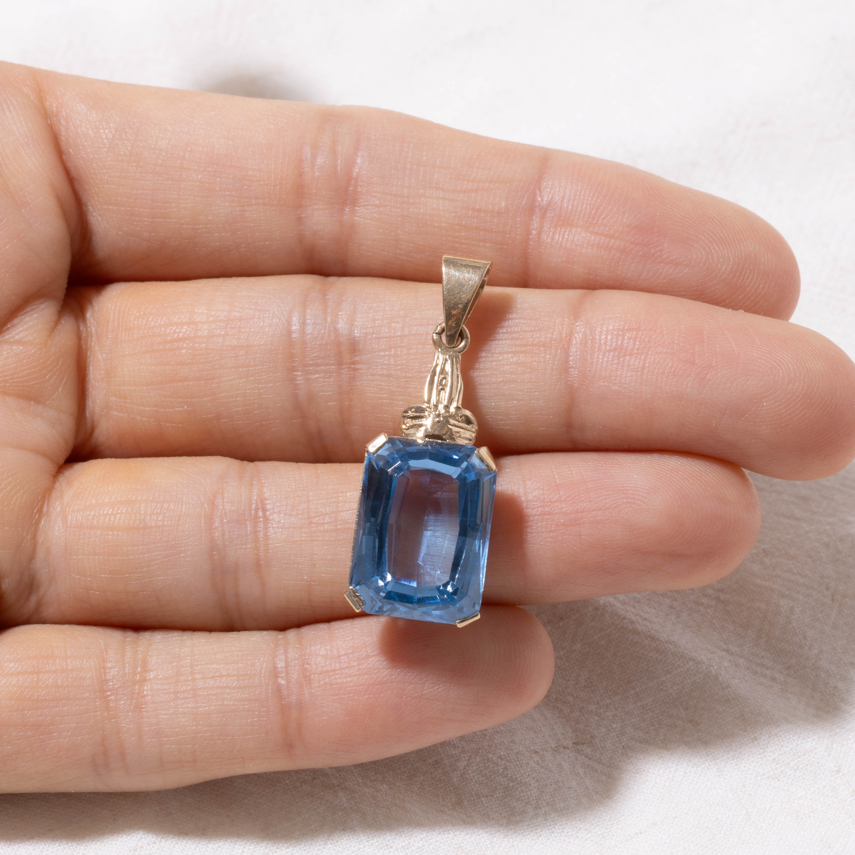 9k Solitaire Radiant Cut Synthetic Spinel Pendant | 15.00ct