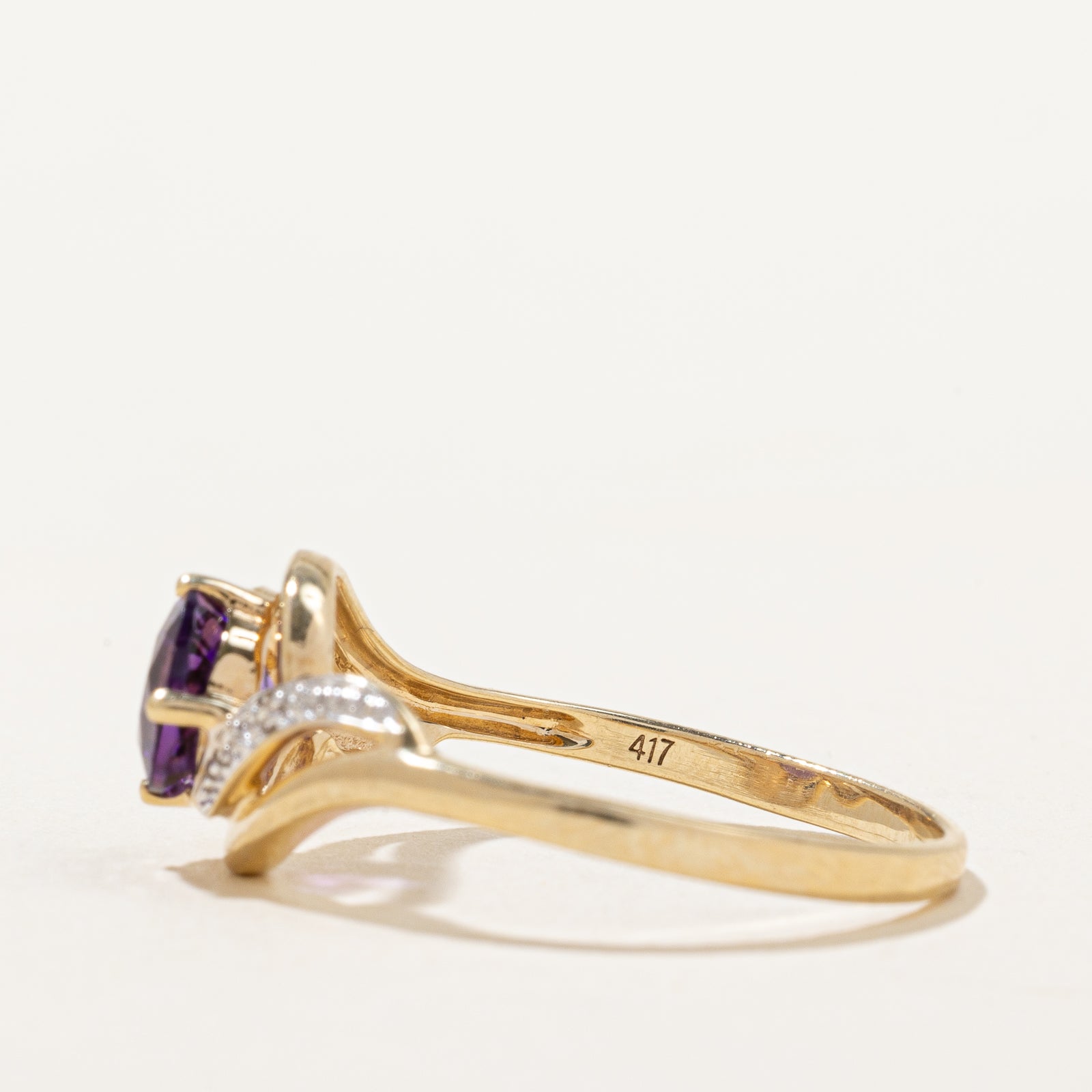 Bague améthyste et diamants sertis croisés | 0,70 ct, 0,005 ct au total | Taille 8,5 |
