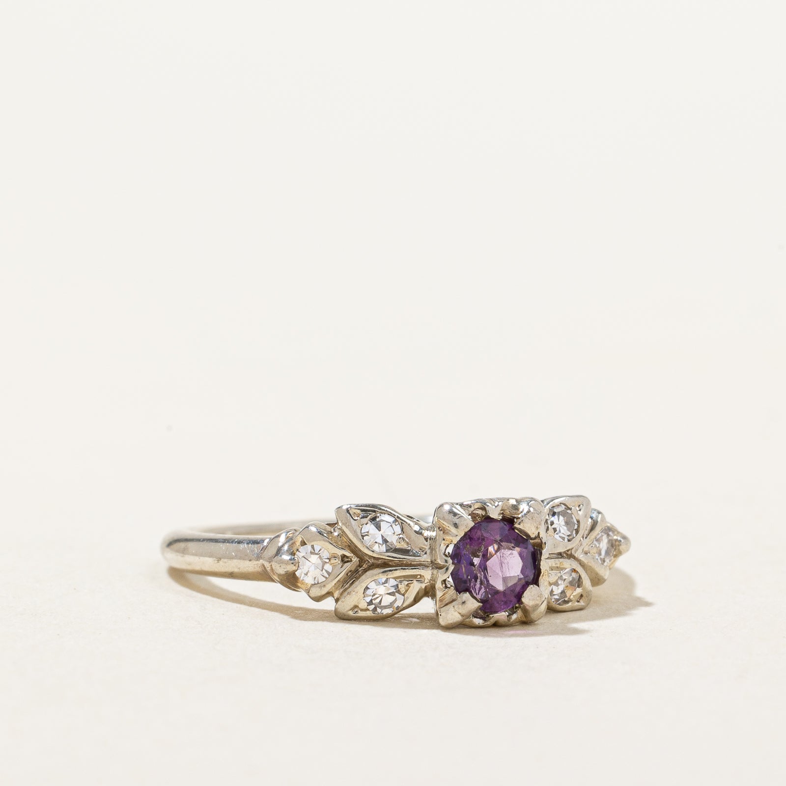Bague en améthyste et diamants | 0,18 ct, 0,06 ct au total | Taille 5,75 |