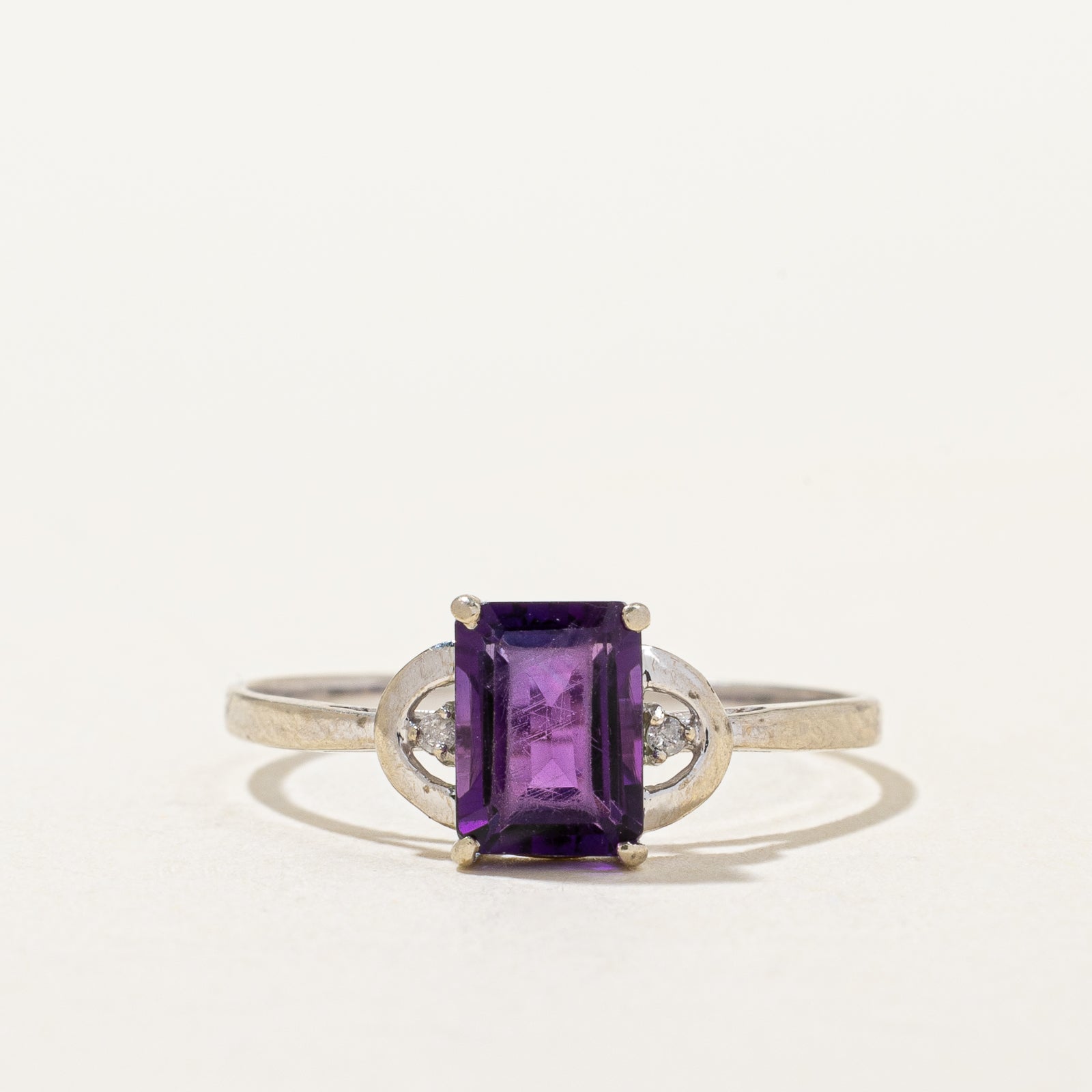 Bague en améthyste et diamants | 0,85 ct, 0,005 ct au total | Taille 7 |