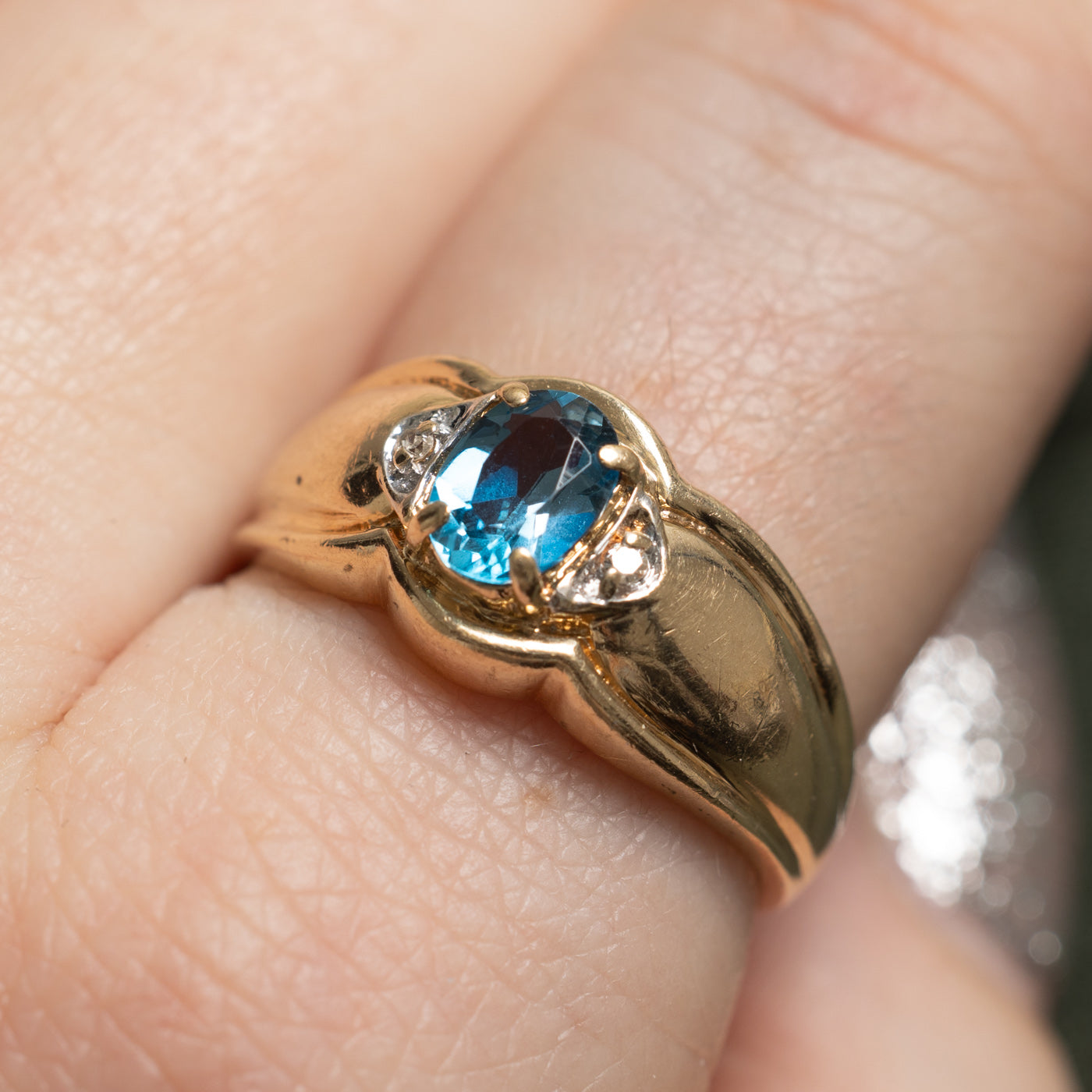 Bague en topaze ovale et diamants | 0,80 ct, 0,01 ct au total | Taille 8 |
