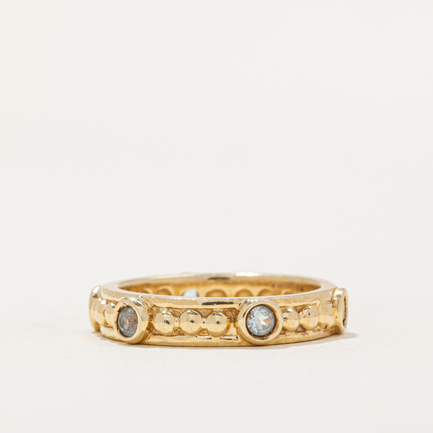 Alliance sertie clos de topazes texturées | 0,60 ct | Taille 8,25 |