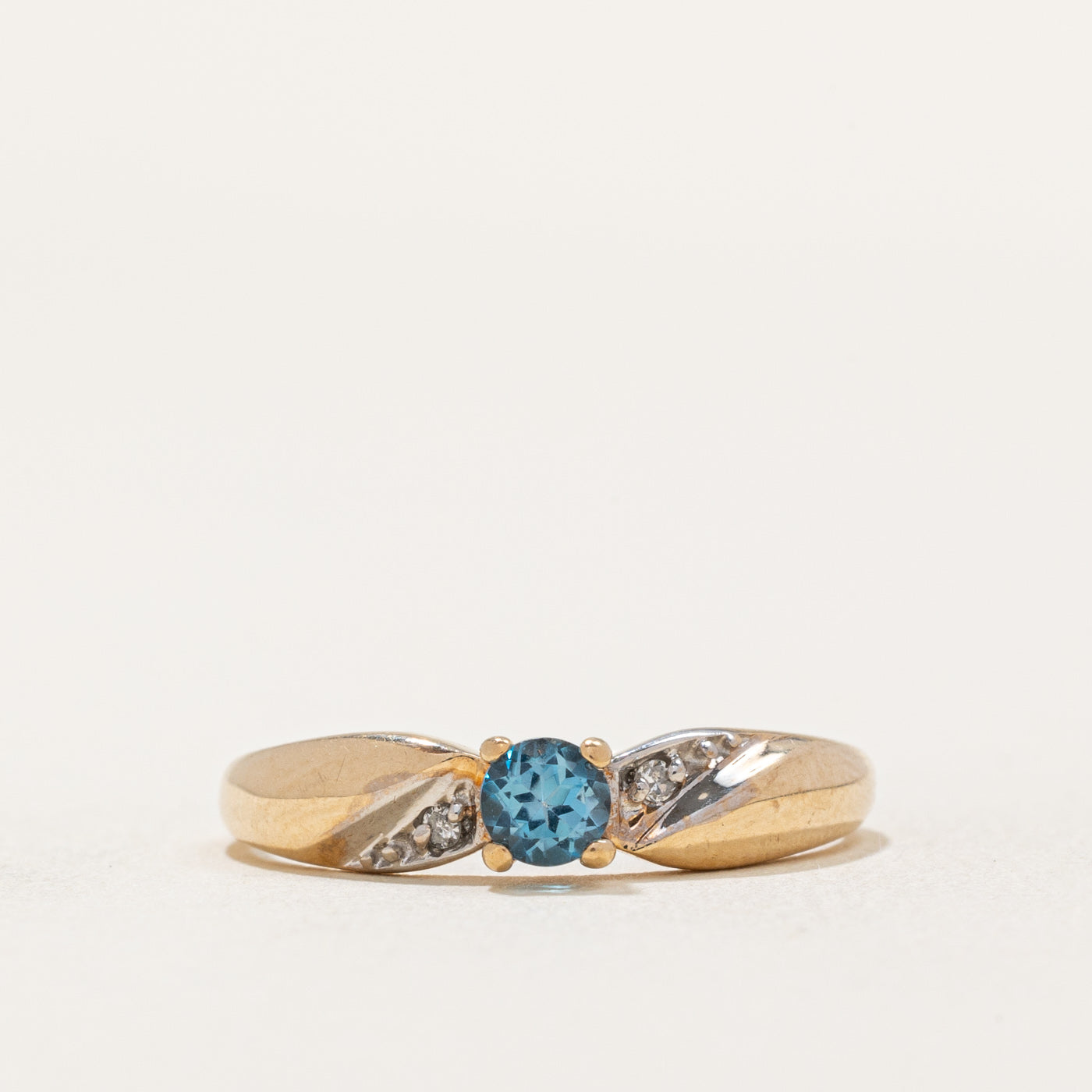 Bague conique inversée en topaze et diamants | 0,25 ct, 0,01 ct au total | Taille 6,25 |