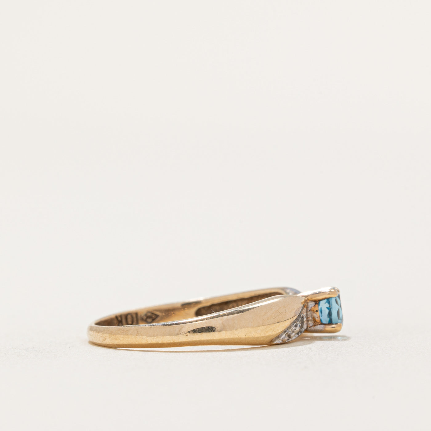 Bague conique inversée en topaze et diamants | 0,25 ct, 0,01 ct au total | Taille 6,25 |