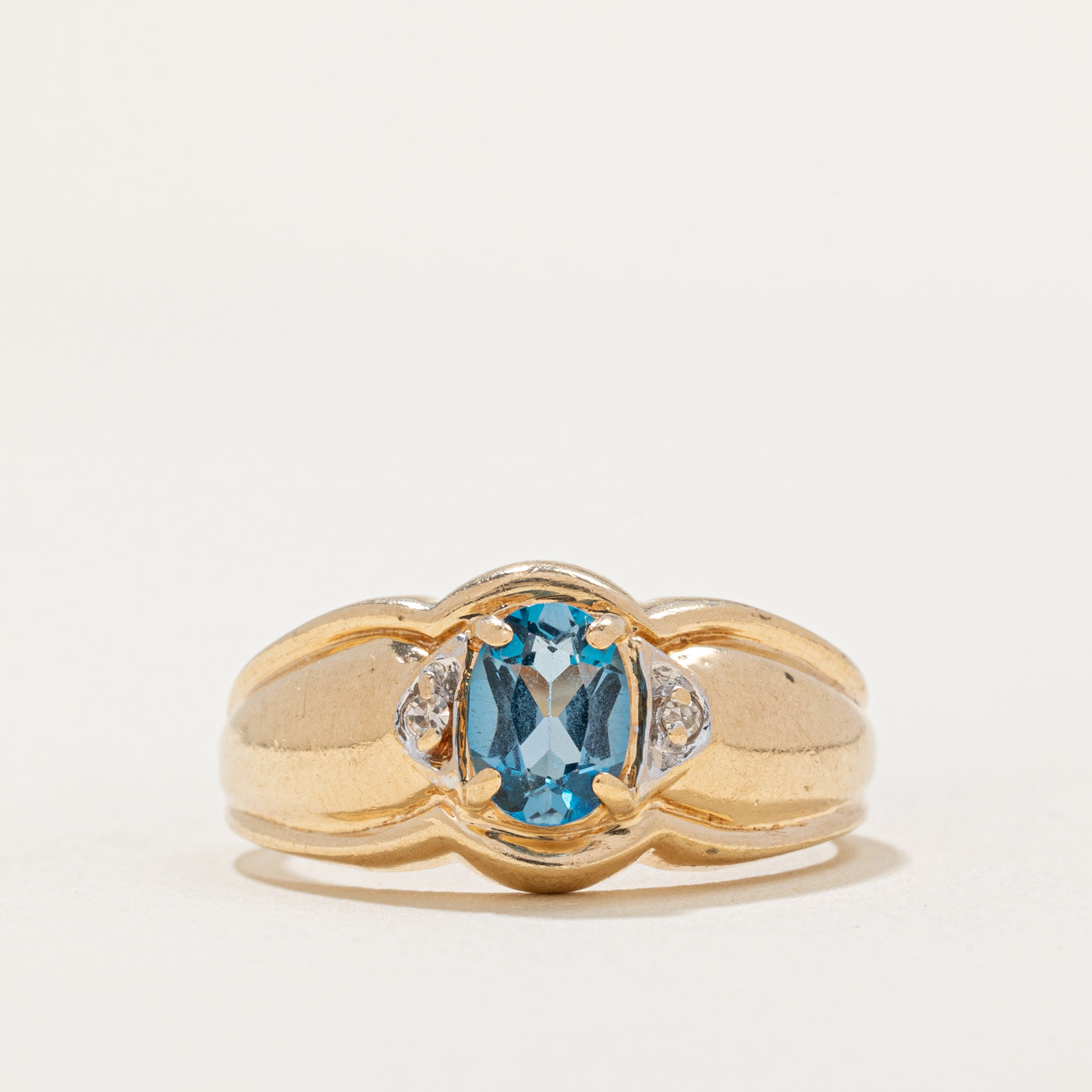 Bague en topaze ovale et diamants | 0,80 ct, 0,01 ct au total | Taille 8 |