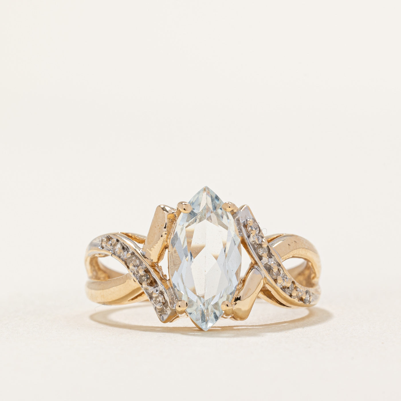 Bague croisée aigue-marine et diamants | 1,10 ct, 0,03 ct au total | Taille 8,25 |