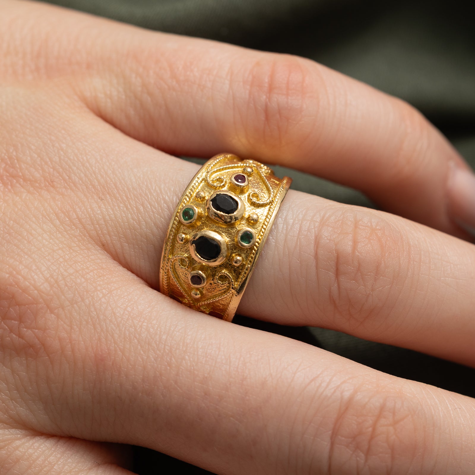 Bague ornée de saphirs, rubis et émeraudes | 0,38 ct | Taille 8,5