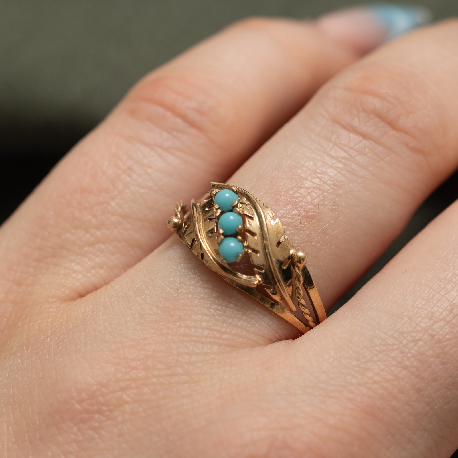 Bague vintage en turquoise à motif feuille diagonale (0,18 ct) | Taille 7,75