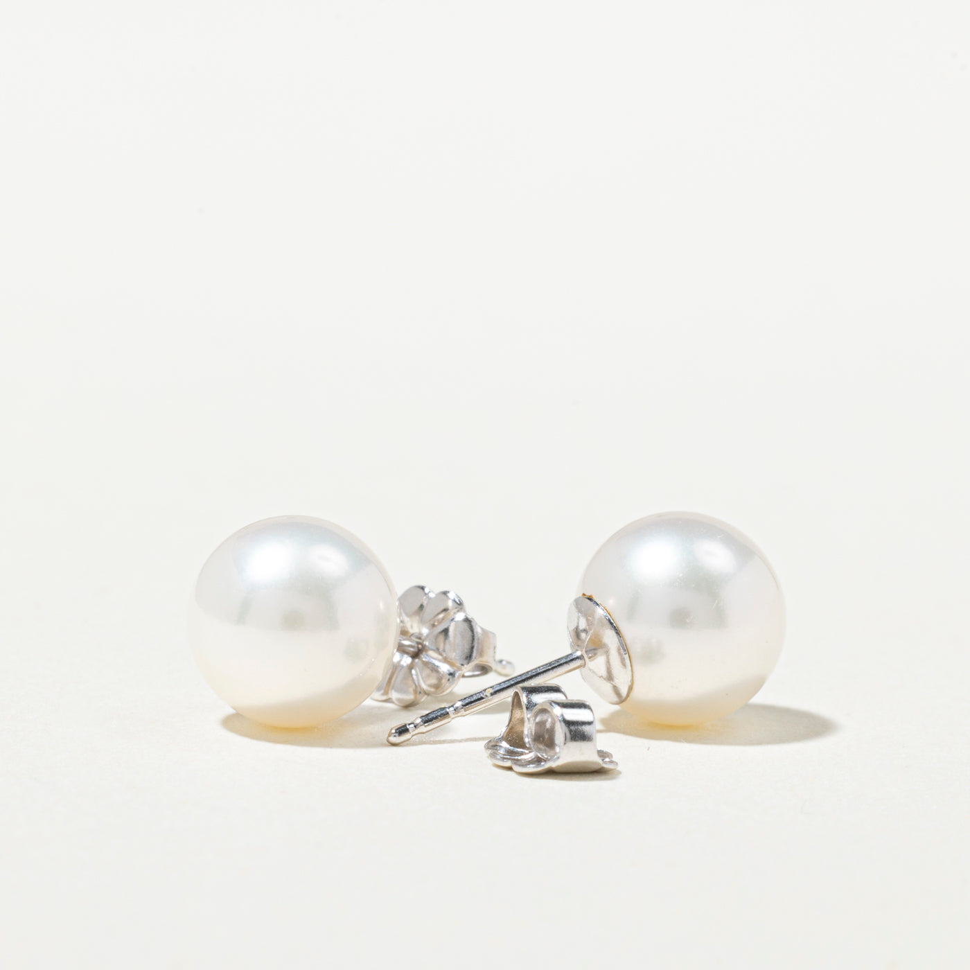 Boucles d'oreilles puces solitaire en or 14 carats avec perle