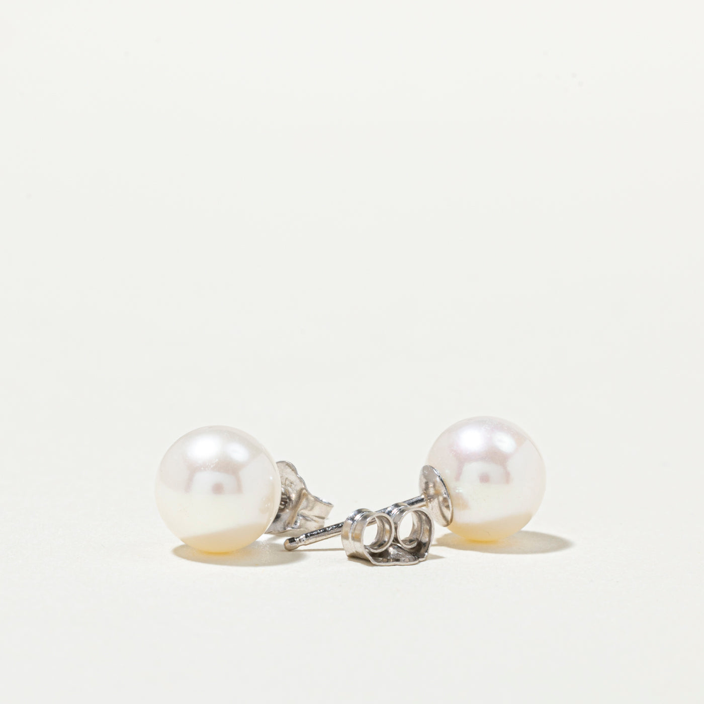 Boucles d'oreilles puces solitaire en or 14 carats avec perle