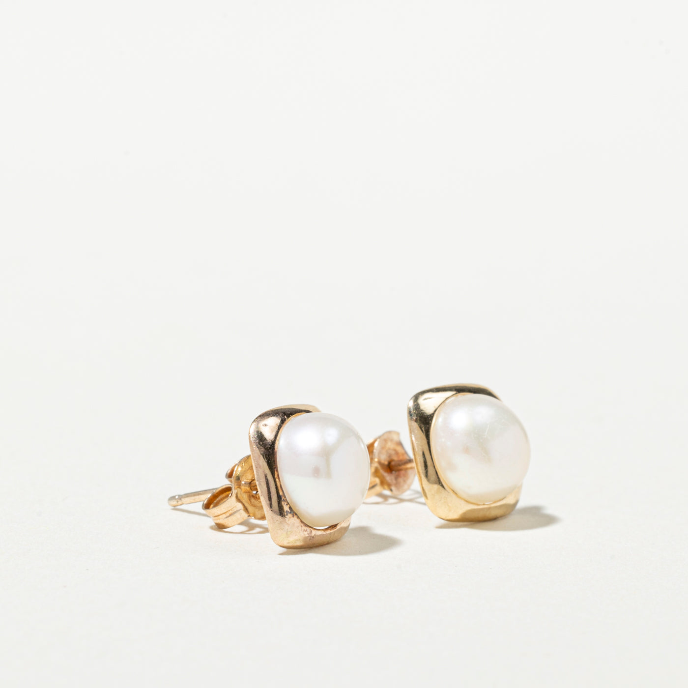 Boucles d'oreilles puces carrées en perles 10K