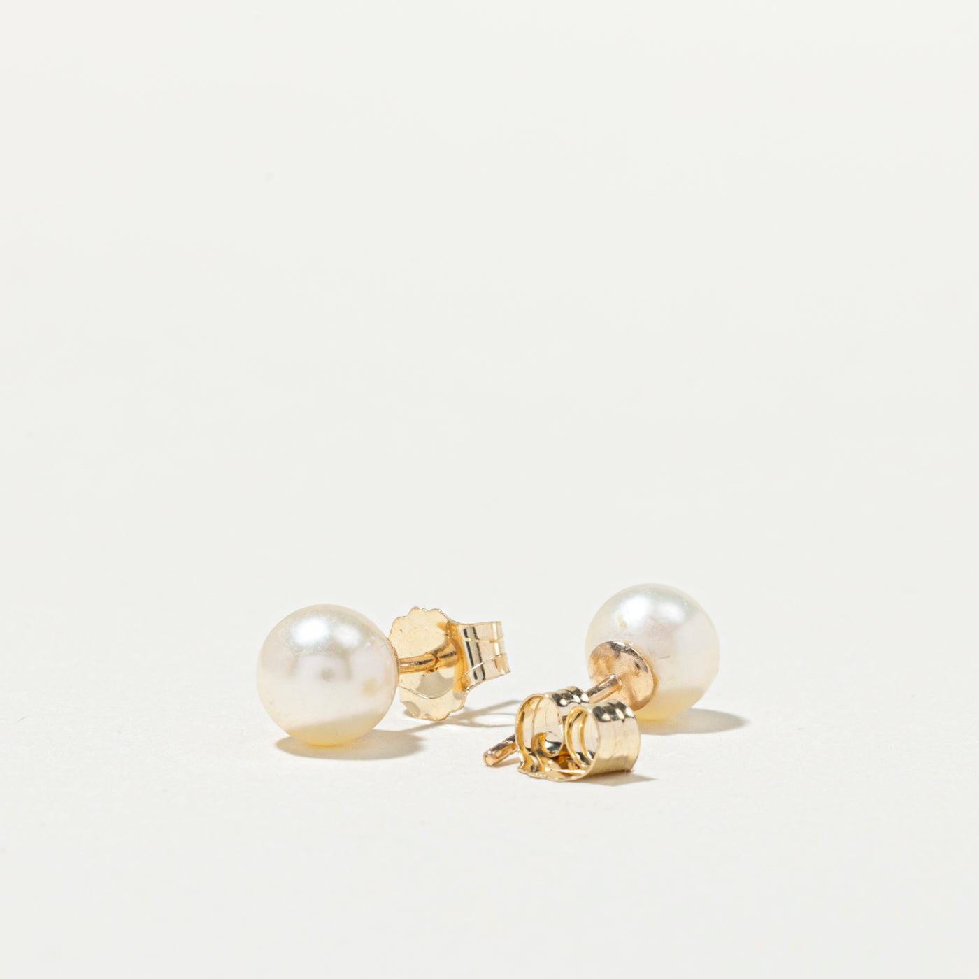 Boucles d'oreilles puces solitaire en or 14 carats avec perle