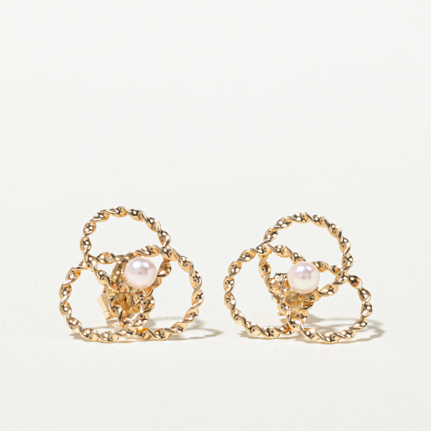 Boucles d'oreilles clous géométriques en perles 10K