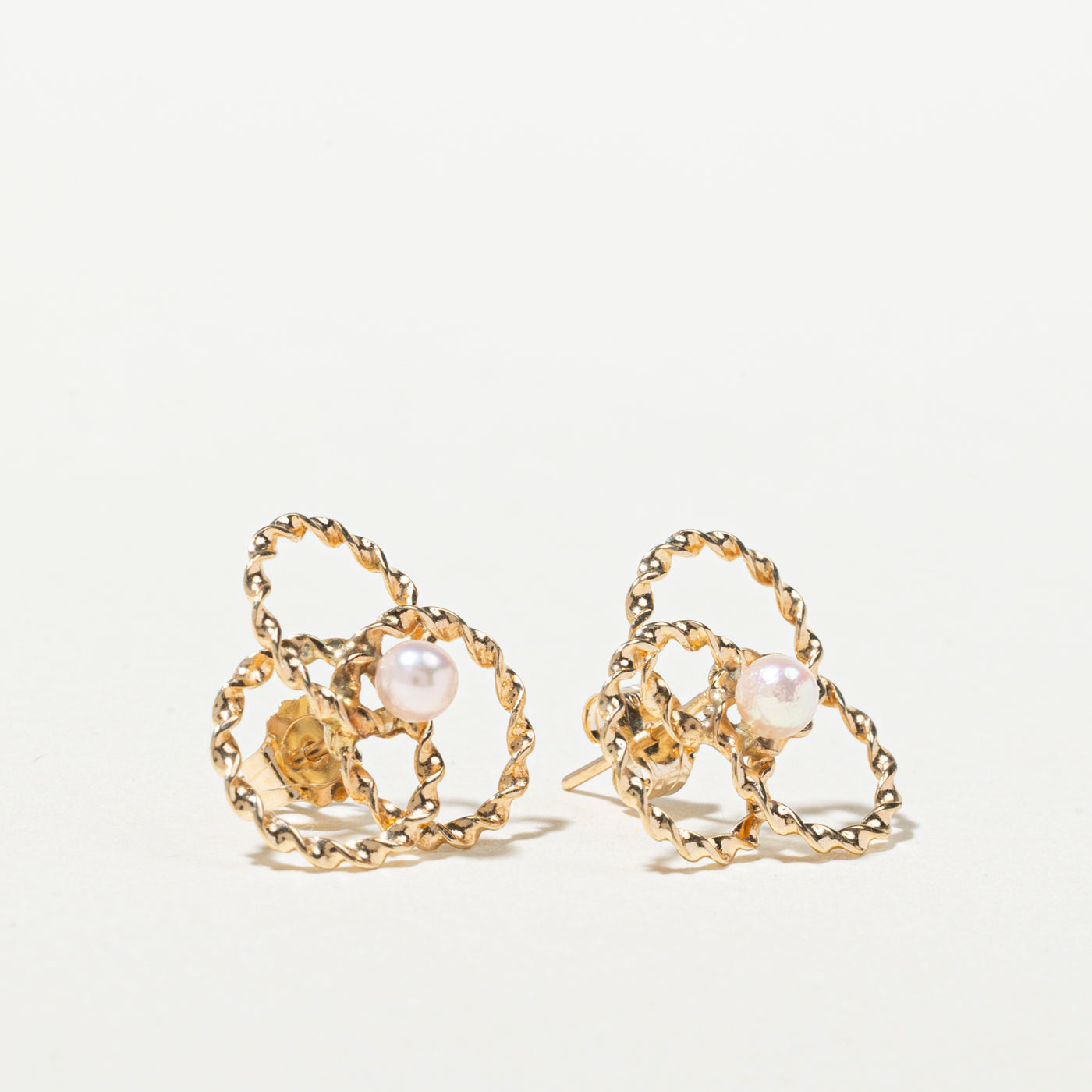 Boucles d'oreilles clous géométriques en perles 10K