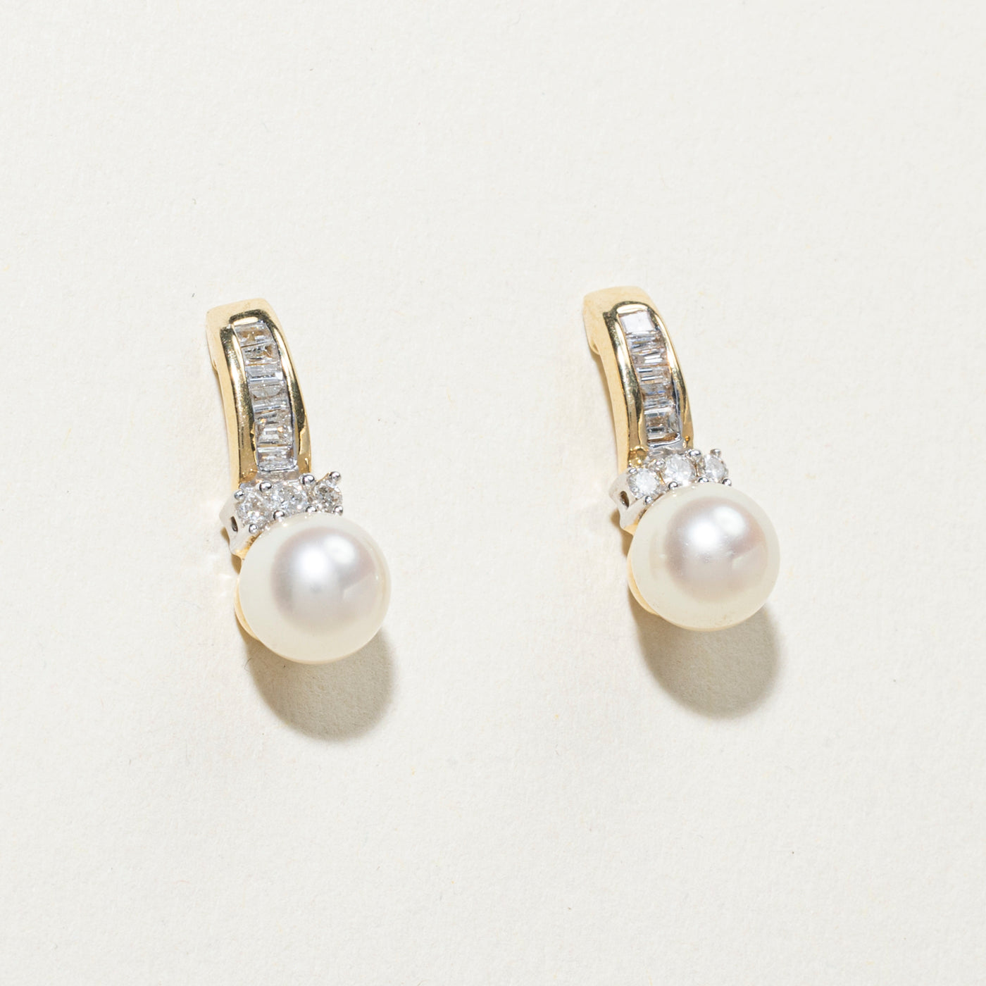 Boucles d'oreilles puces en or 14 carats, perles et diamants | 0,32 ct