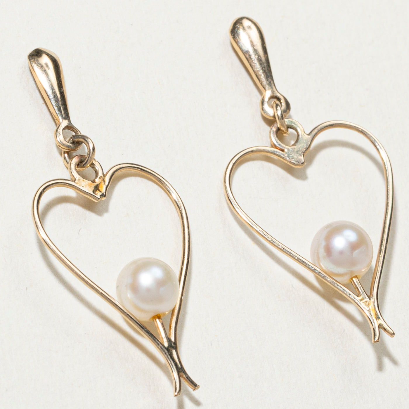 Boucles d'oreilles pendantes en forme de cœur avec perles et or 10 carats