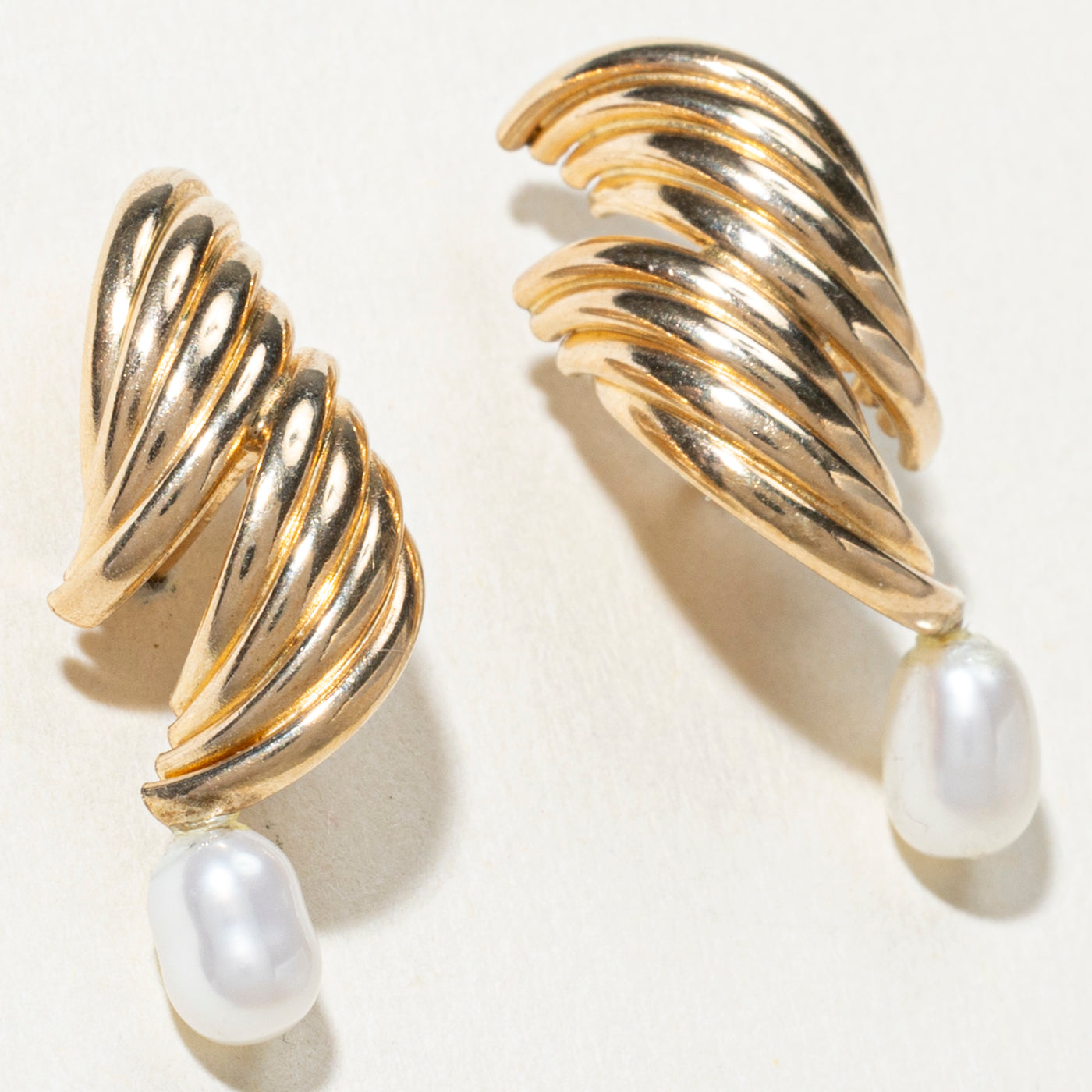 Boucles d'oreilles pendantes en perles 10K à motif vague rainurée