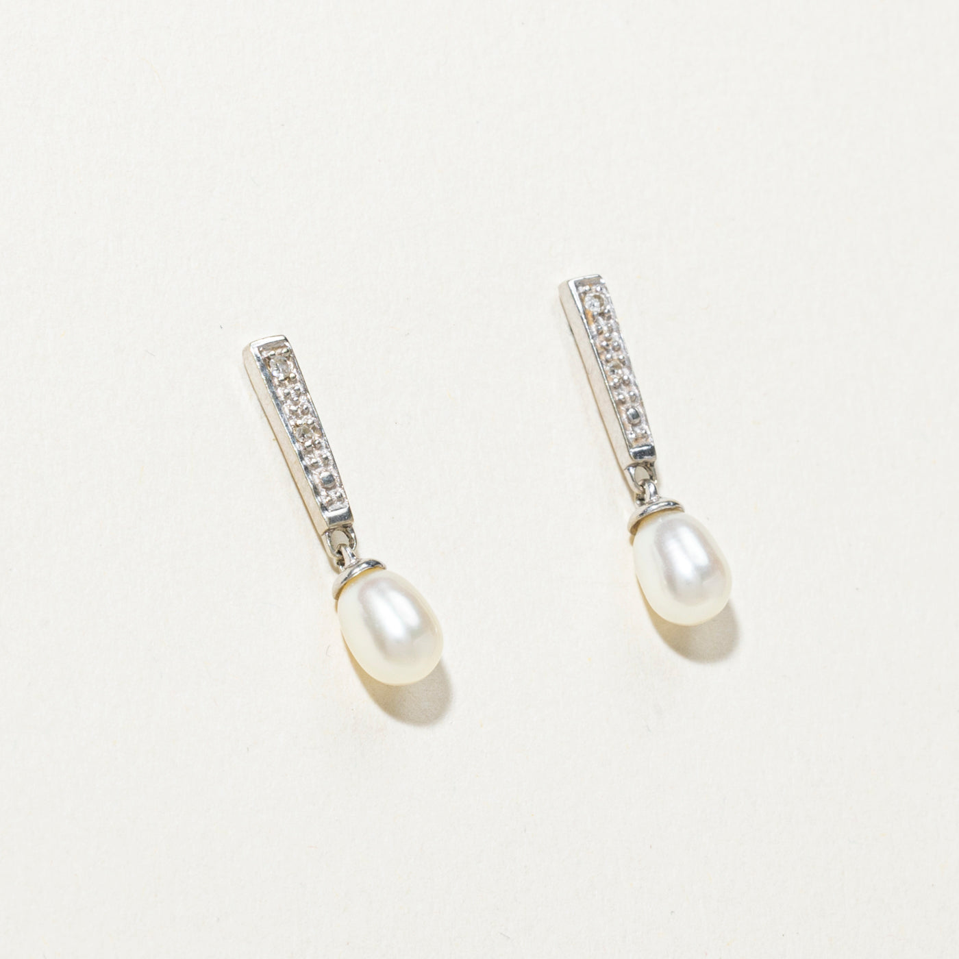 Boucles d'oreilles pendantes en or 10 carats, perles et diamants | 0,03 ct