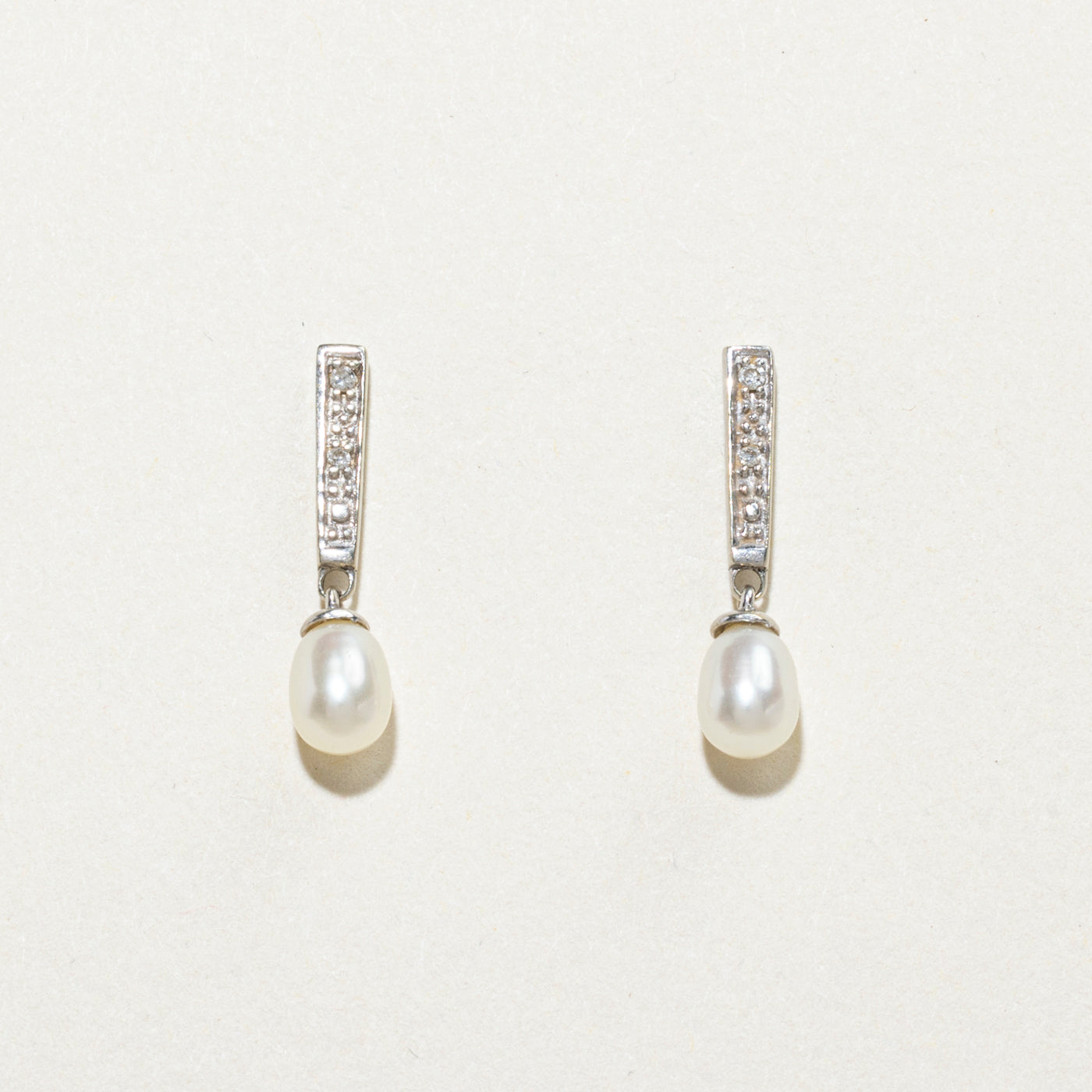 Boucles d'oreilles pendantes en or 10 carats, perles et diamants | 0,03 ct